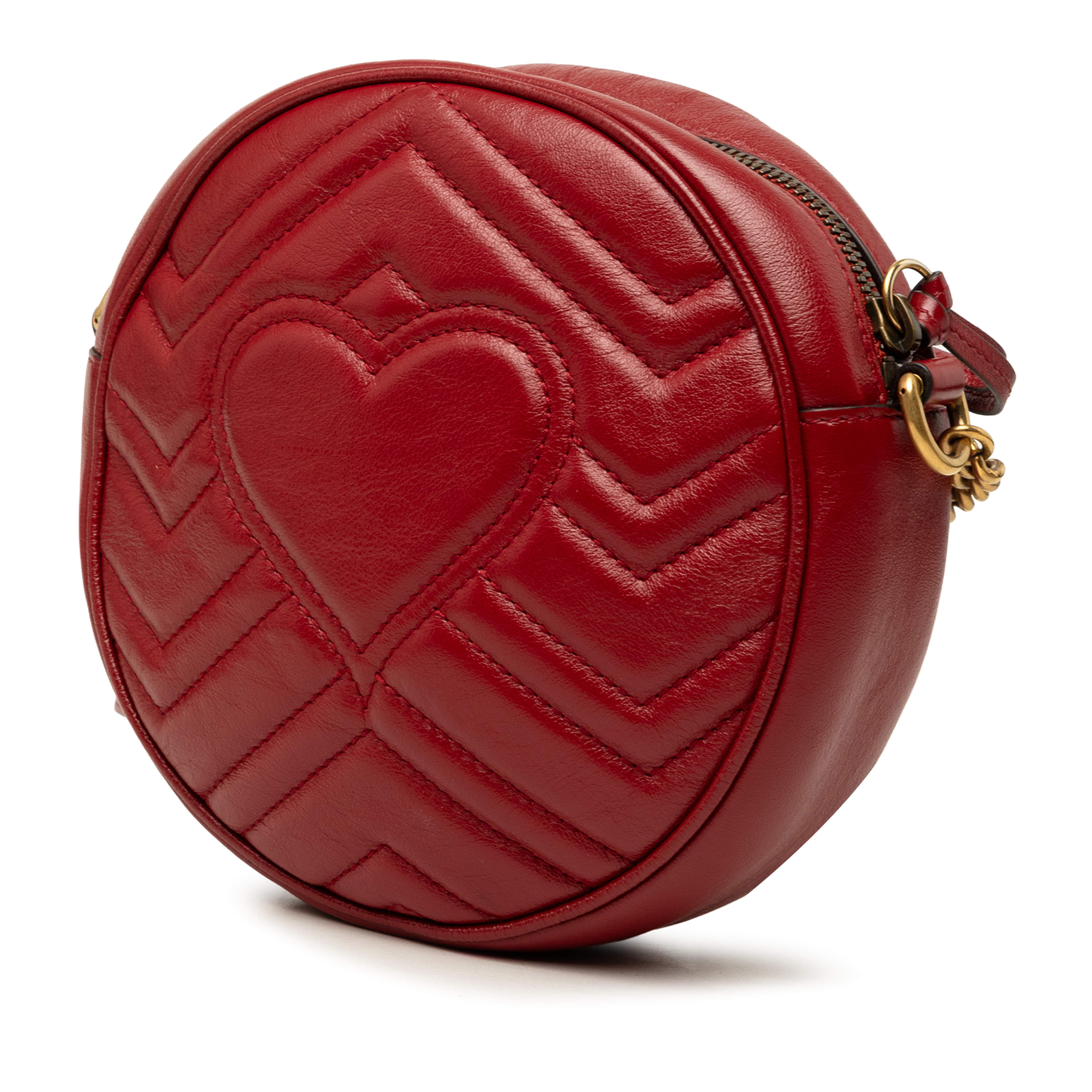 Gucci Mini Gg Marmont Matelasse Leather Round Crossbody, från Luxclusif, i färgen röd. Klicka för att öppna bilden i stort format