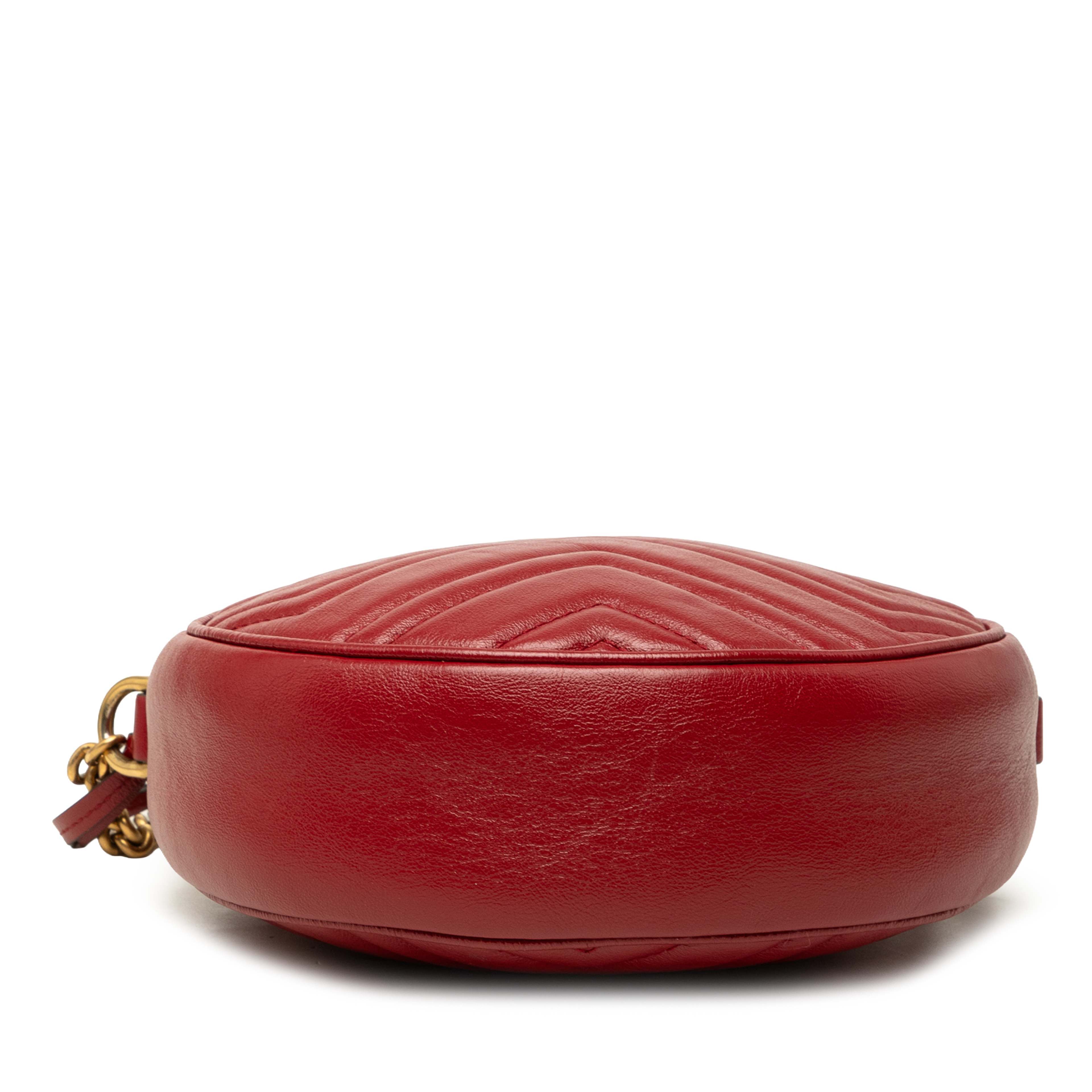 Gucci Mini Gg Marmont Matelasse Leather Round Crossbody, från Luxclusif, i färgen röd. Klicka för att öppna bilden i stort format