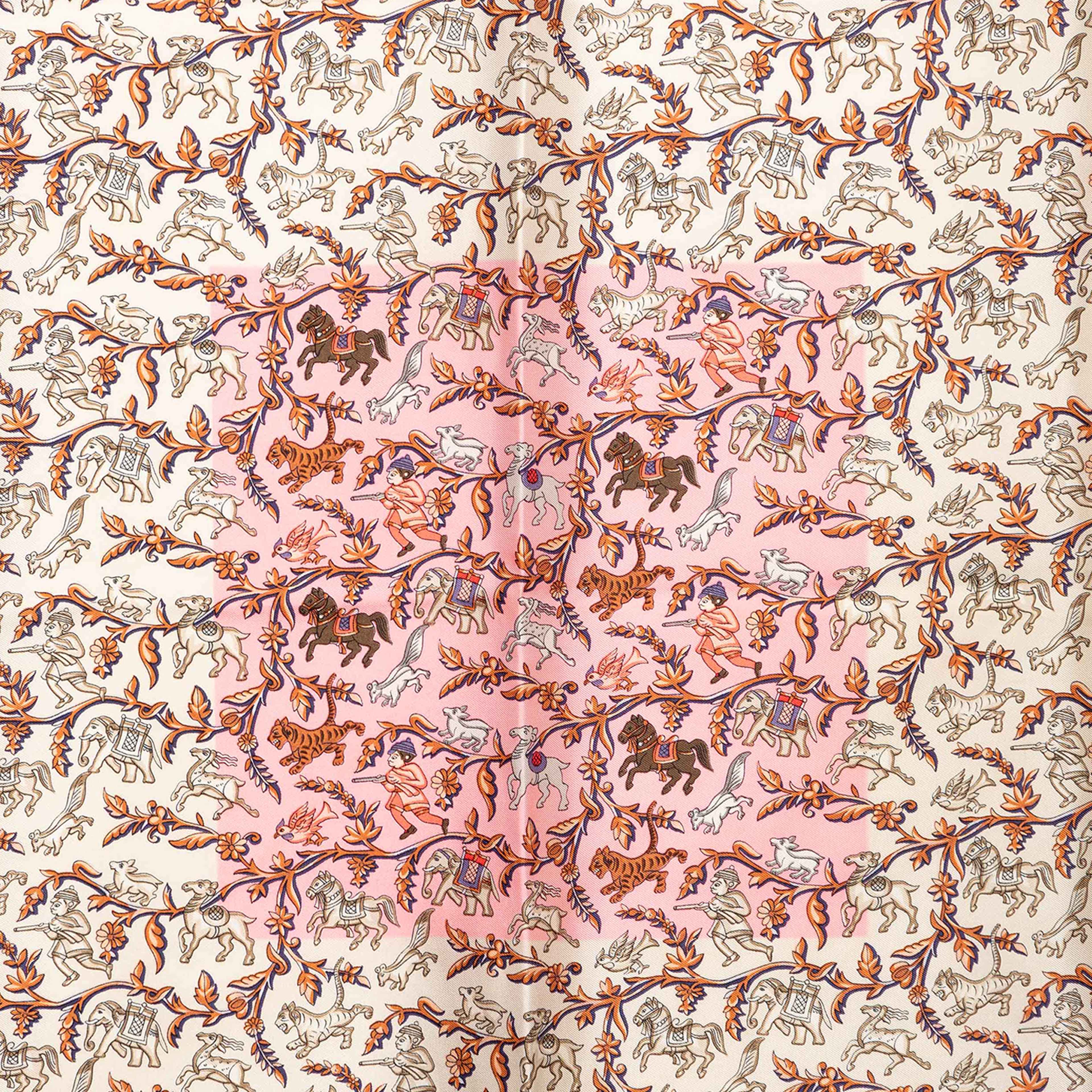 Hermès Chasse En Inde Silk Scarf 90, från Luxclusif, i färgen ivory. Klicka för att öppna bilden i stort format