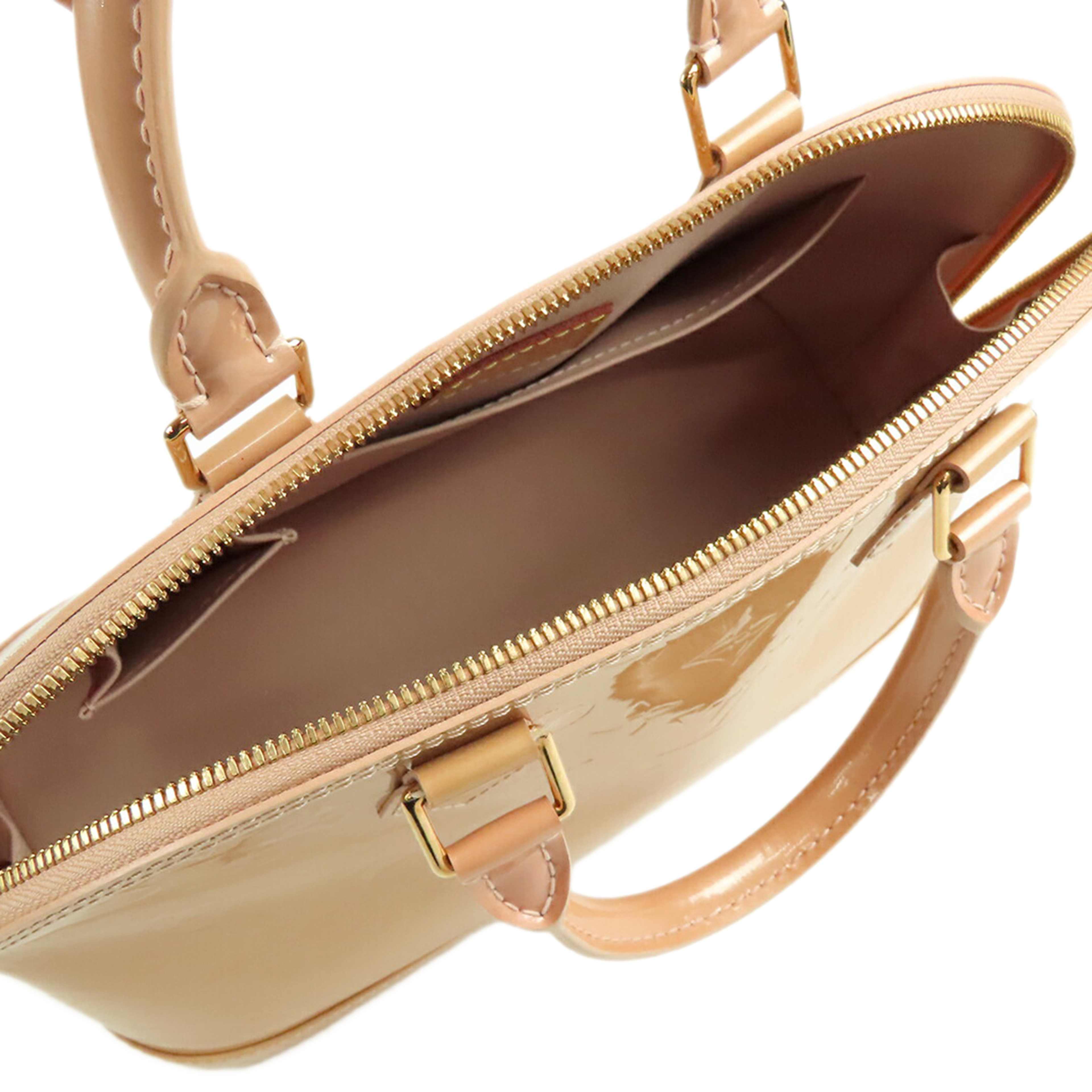 Louis Vuitton Monogram Vernis Alma Pm, från Luxclusif, i färgen beige. Klicka för att öppna bilden i stort format