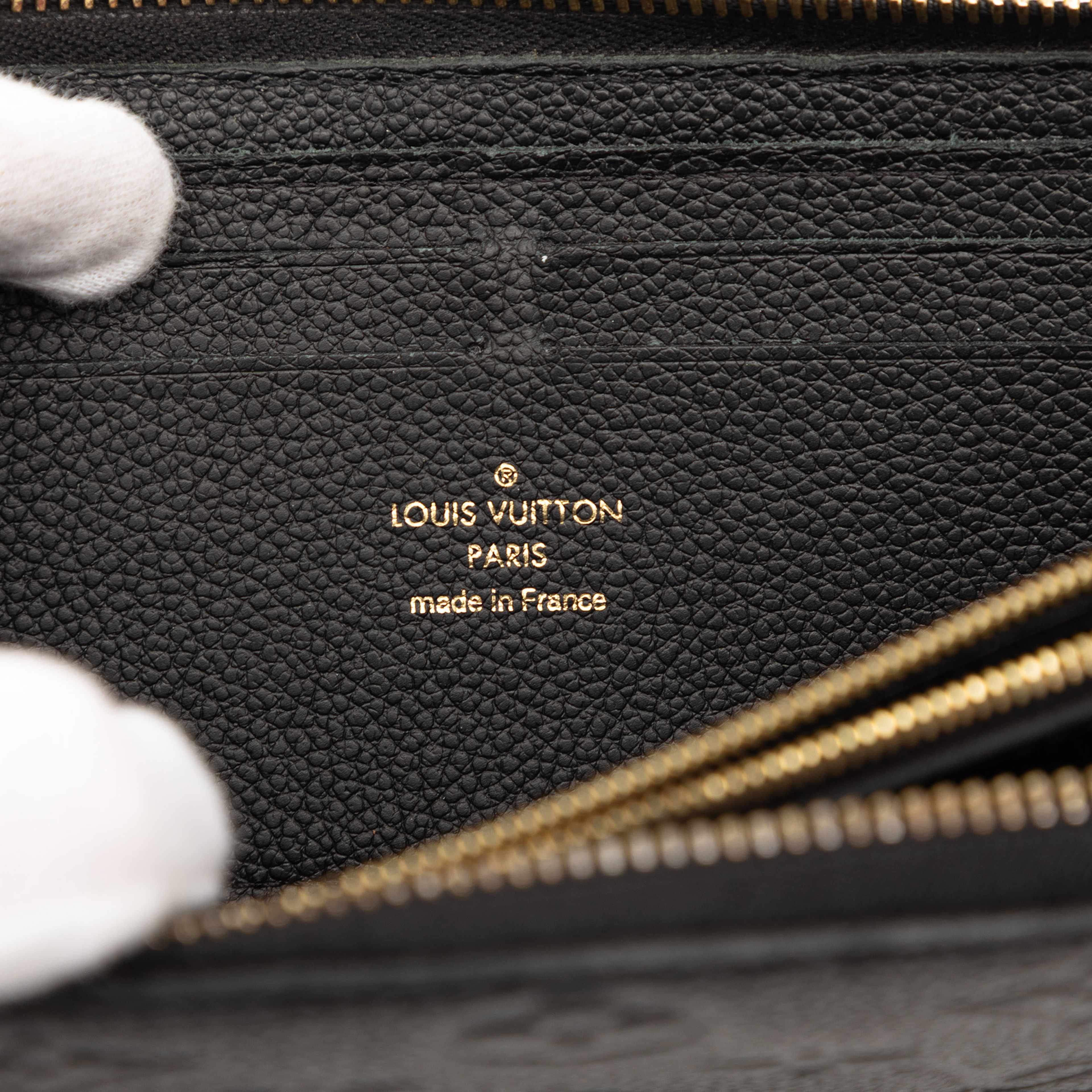 Louis Vuitton Monogram Empreinte Clemence Wallet, från Luxclusif, i färgen black. Klicka för att öppna bilden i stort format
