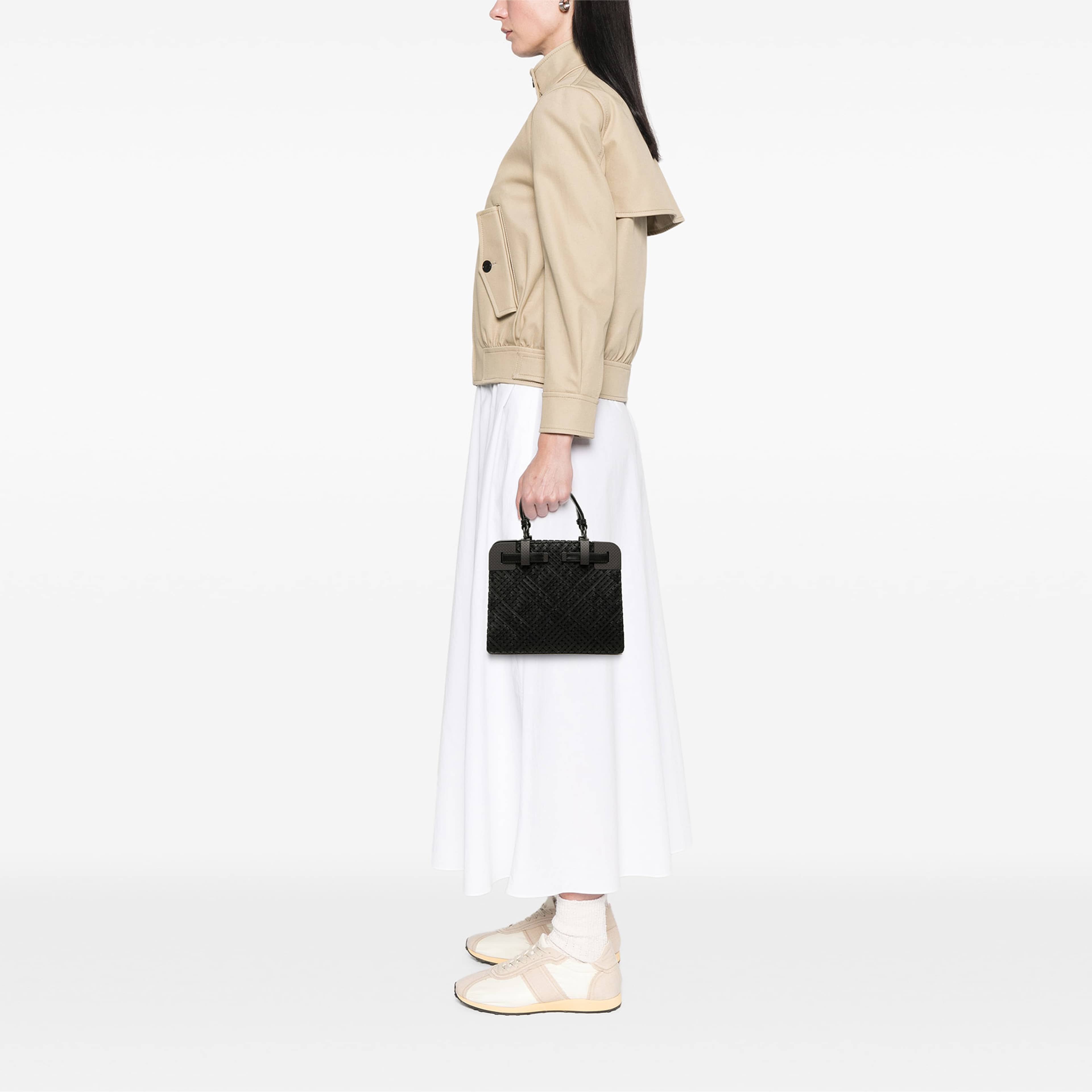 Bottega Veneta Nappa Intrecciato Handbag, från Luxclusif, i färgen svart. Klicka för att öppna bilden i stort format