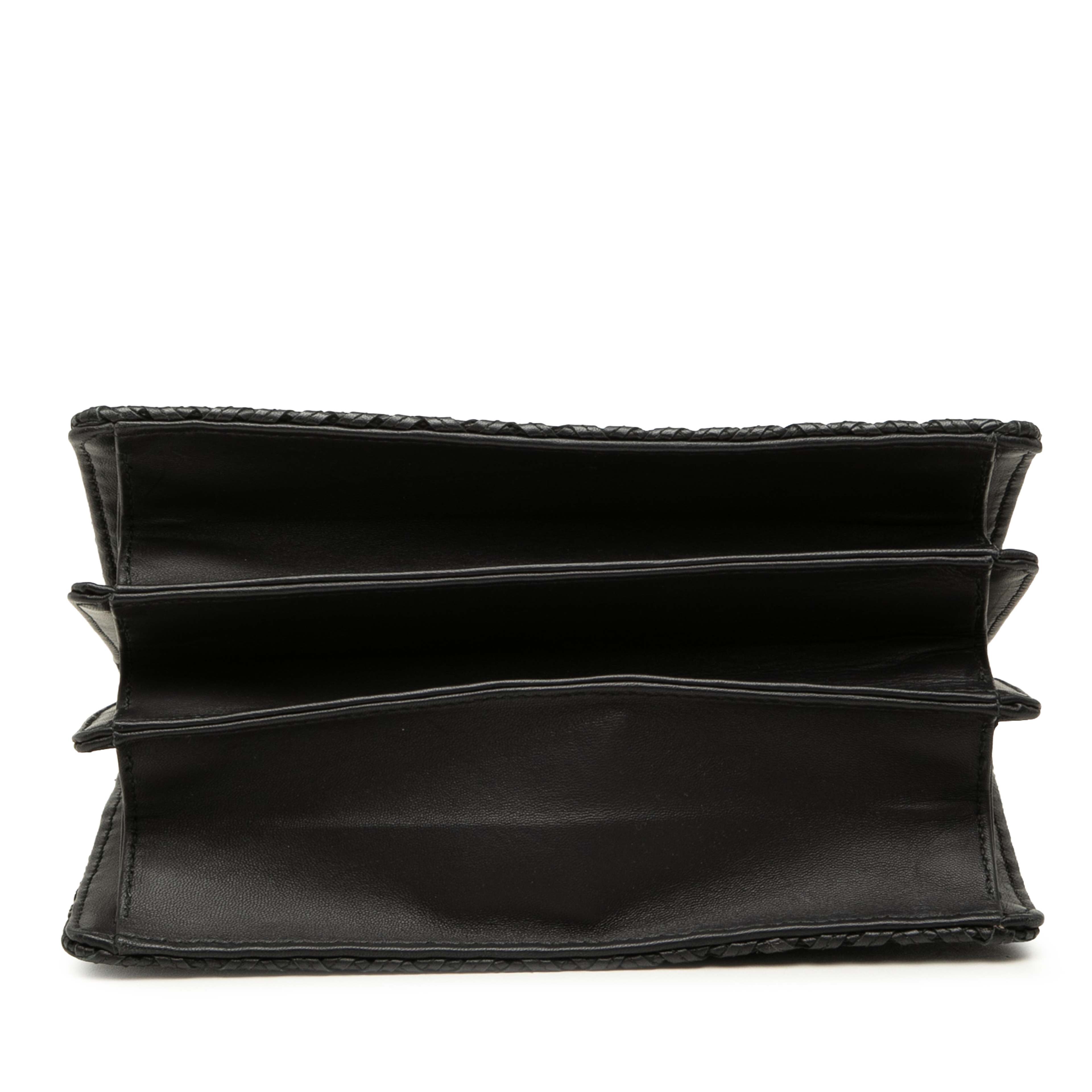 Bottega Veneta Nappa Intrecciato Handbag, från Luxclusif, i färgen svart. Klicka för att öppna bilden i stort format