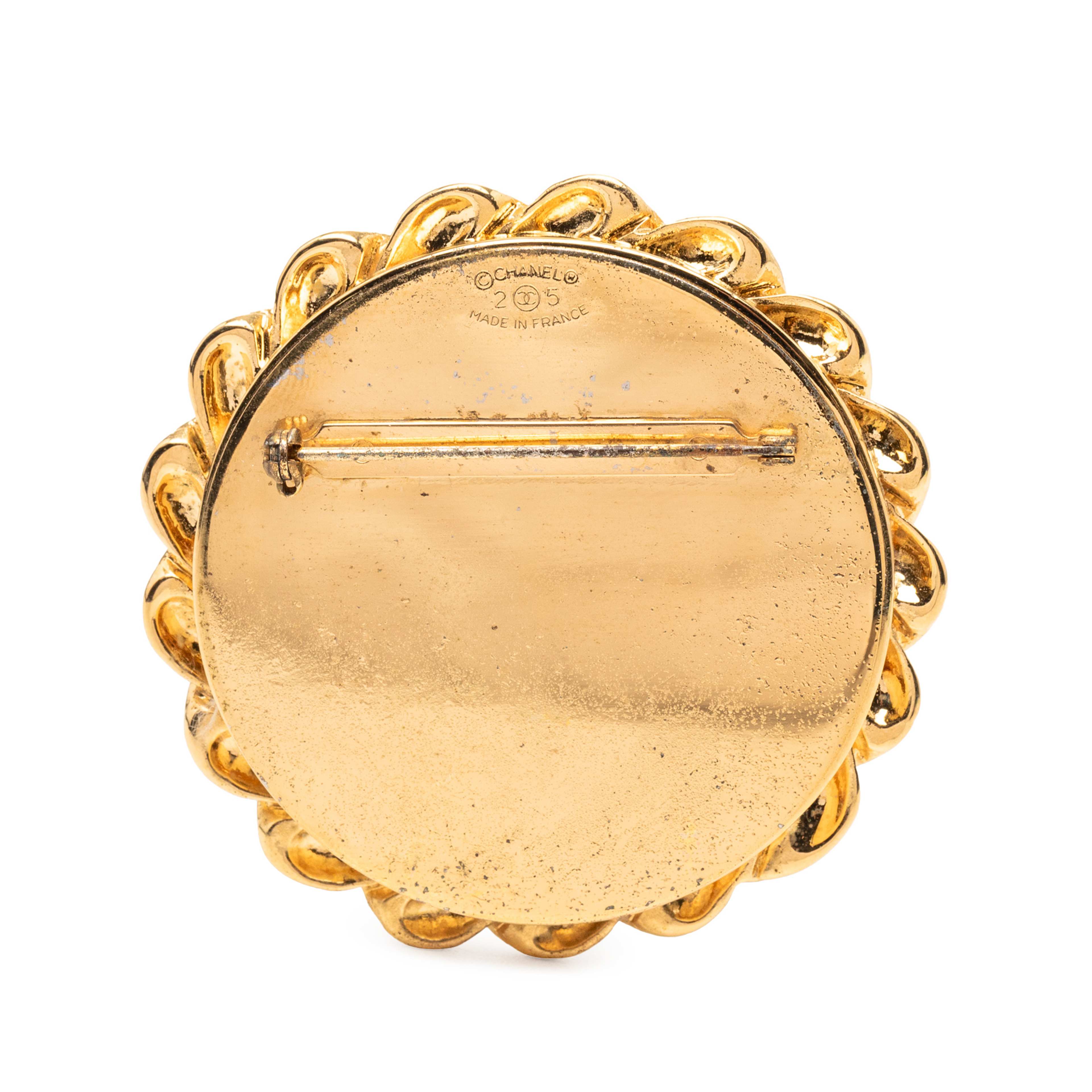 Chanel Gold Plated Cc Round Mirror Brooch, från Luxclusif, i färgen gold. Klicka för att öppna bilden i stort format