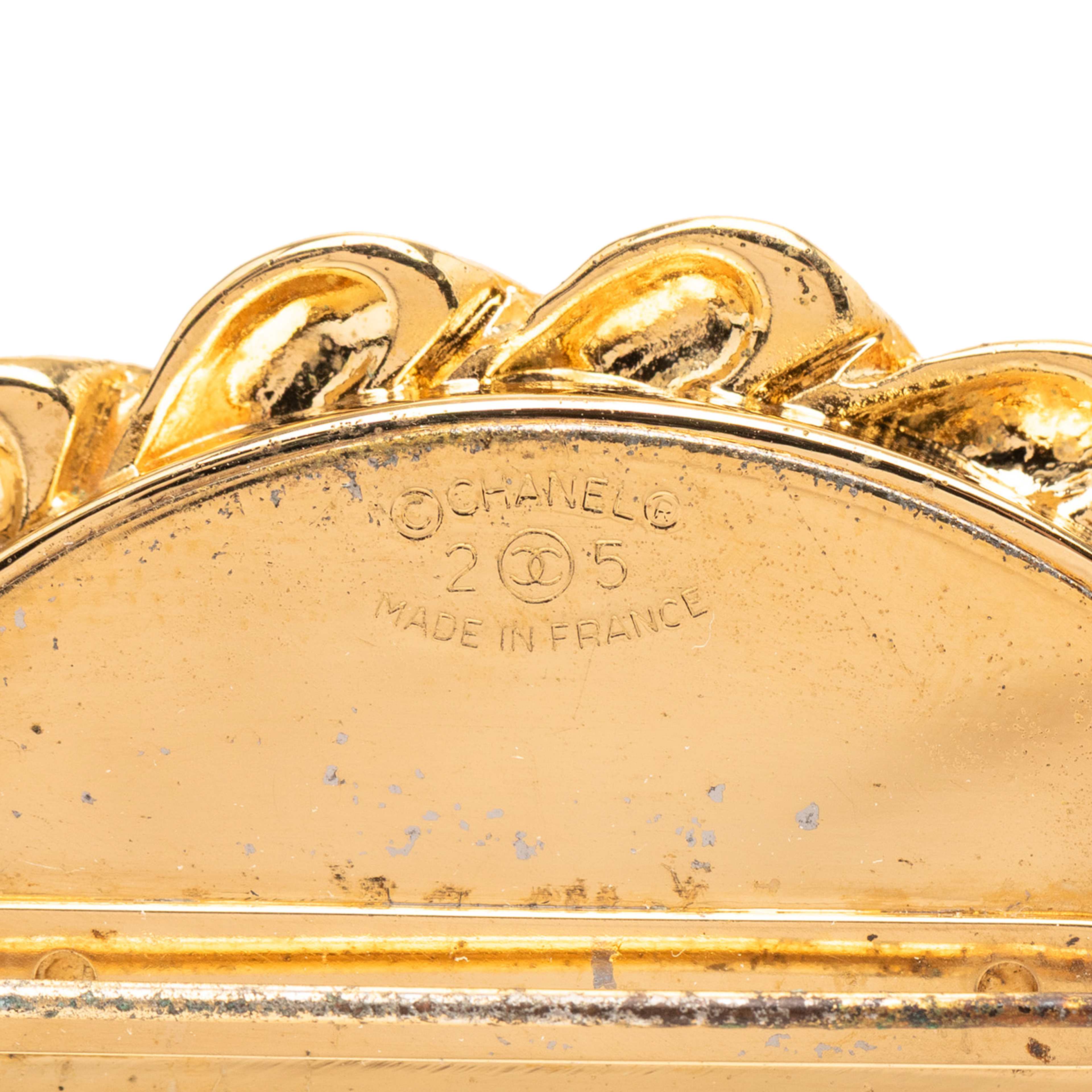 Chanel Gold Plated Cc Round Mirror Brooch, från Luxclusif, i färgen gold. Klicka för att öppna bilden i stort format