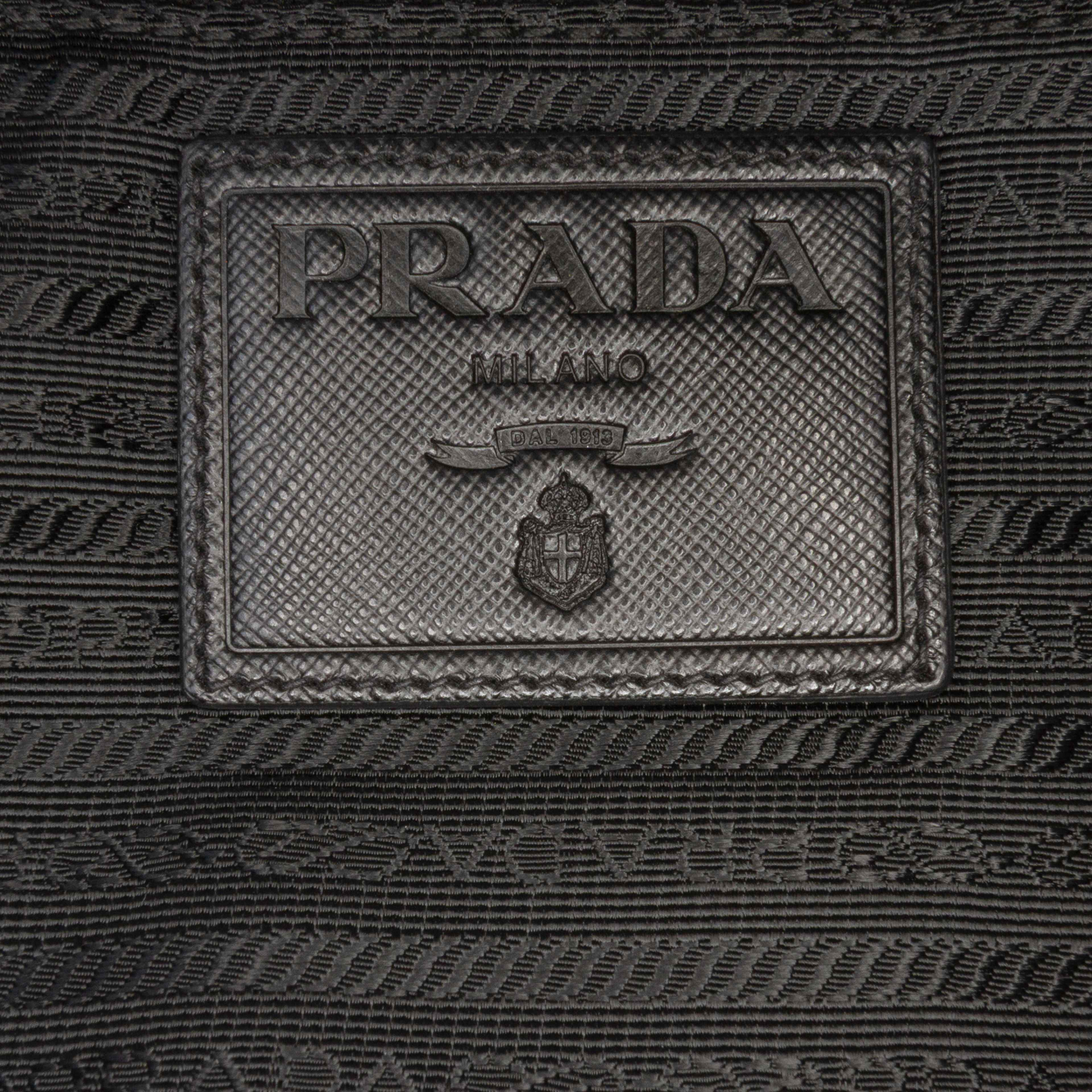 Prada Quilted Tessuto Messenger Bag, från Luxclusif, i färgen black. Klicka för att öppna bilden i stort format