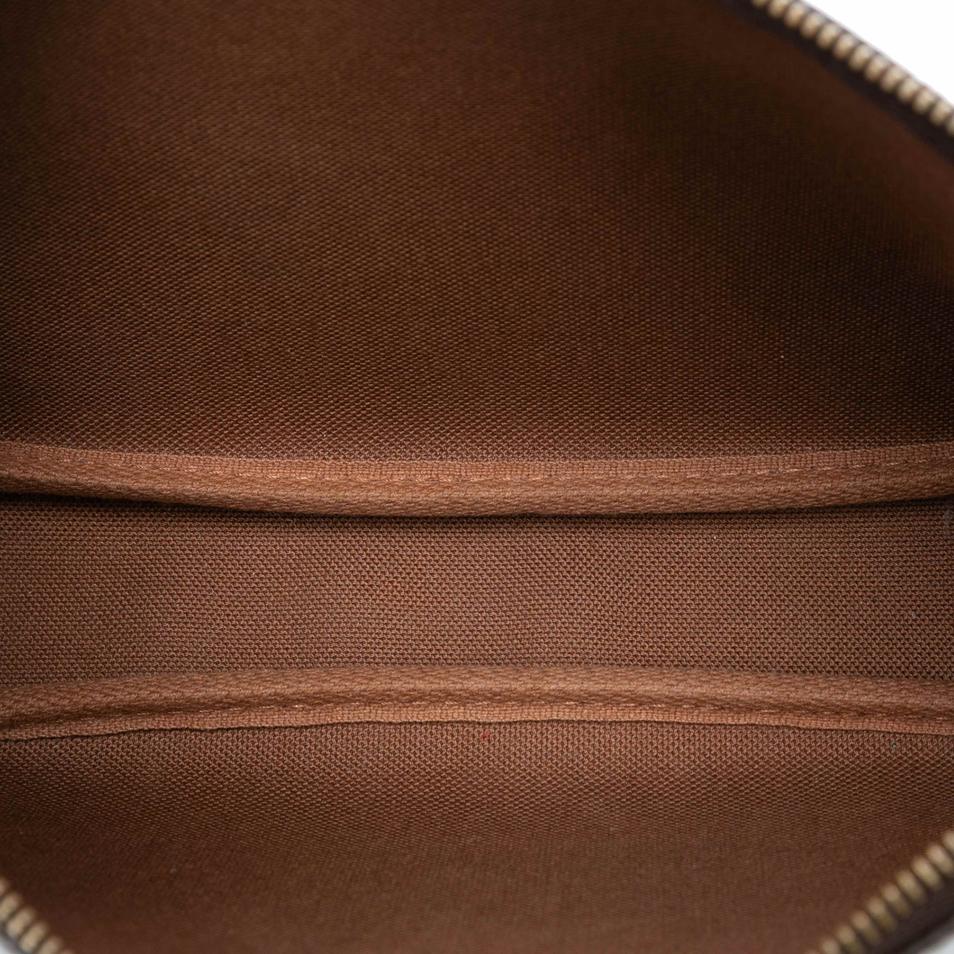 Louis Vuitton Monogram Pochette Accessoires, från Luxclusif, i färgen brown. Klicka för att öppna bilden i stort format