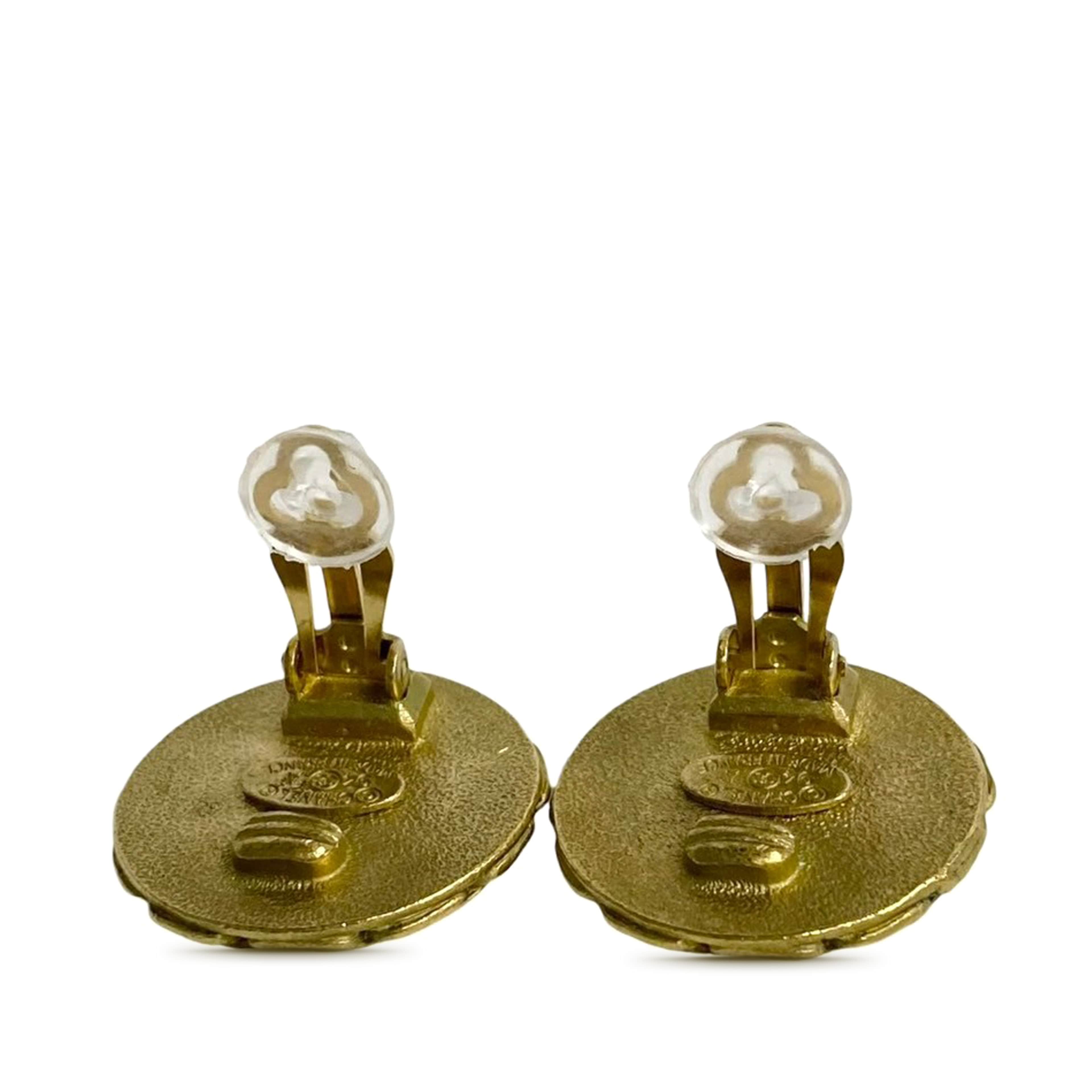 Chanel Cc Gold Plated Enamel Round Clip On Earrings, från Luxclusif, i färgen guld. Klicka för att öppna bilden i stort format