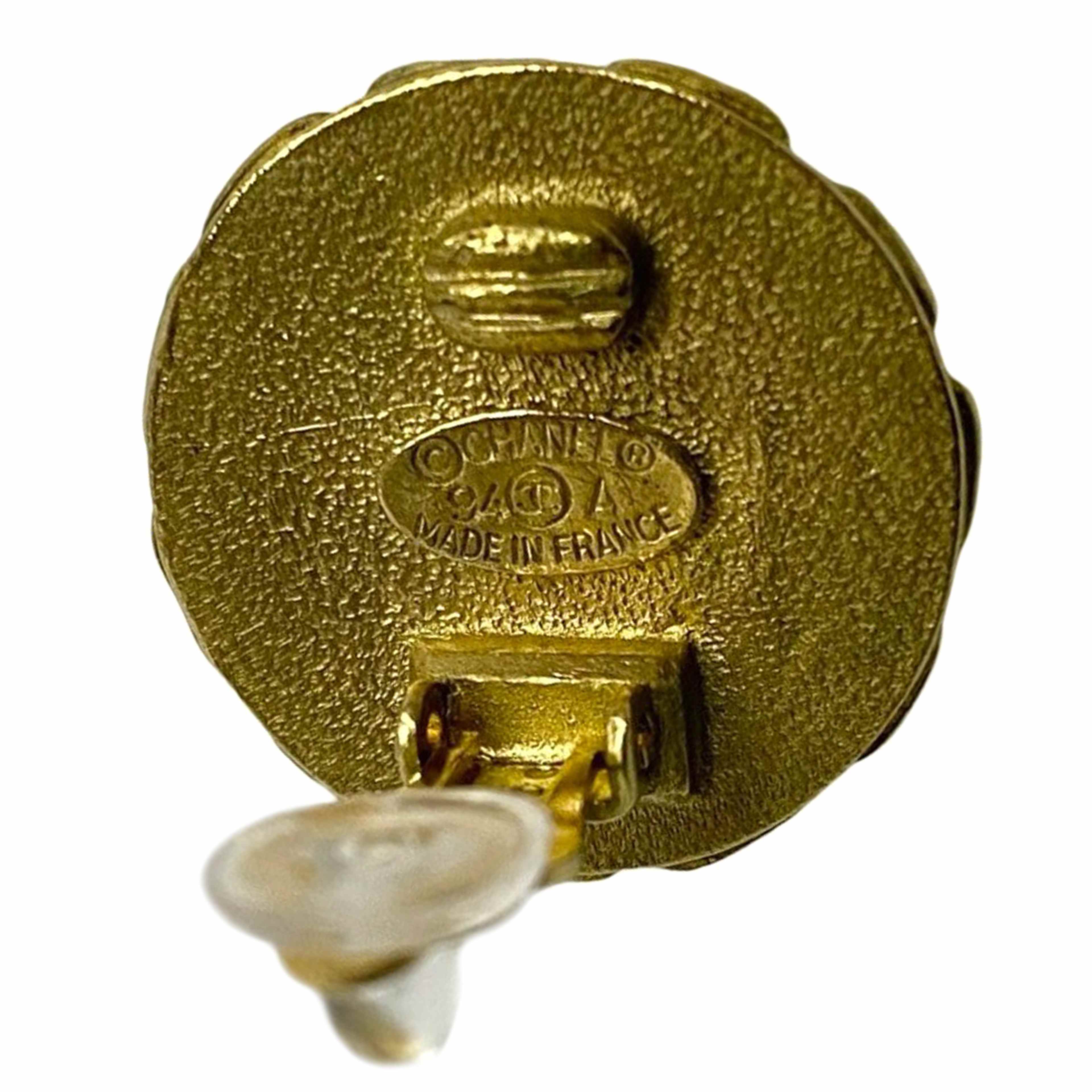 Chanel Cc Gold Plated Enamel Round Clip On Earrings, från Luxclusif, i färgen guld. Klicka för att öppna bilden i stort format