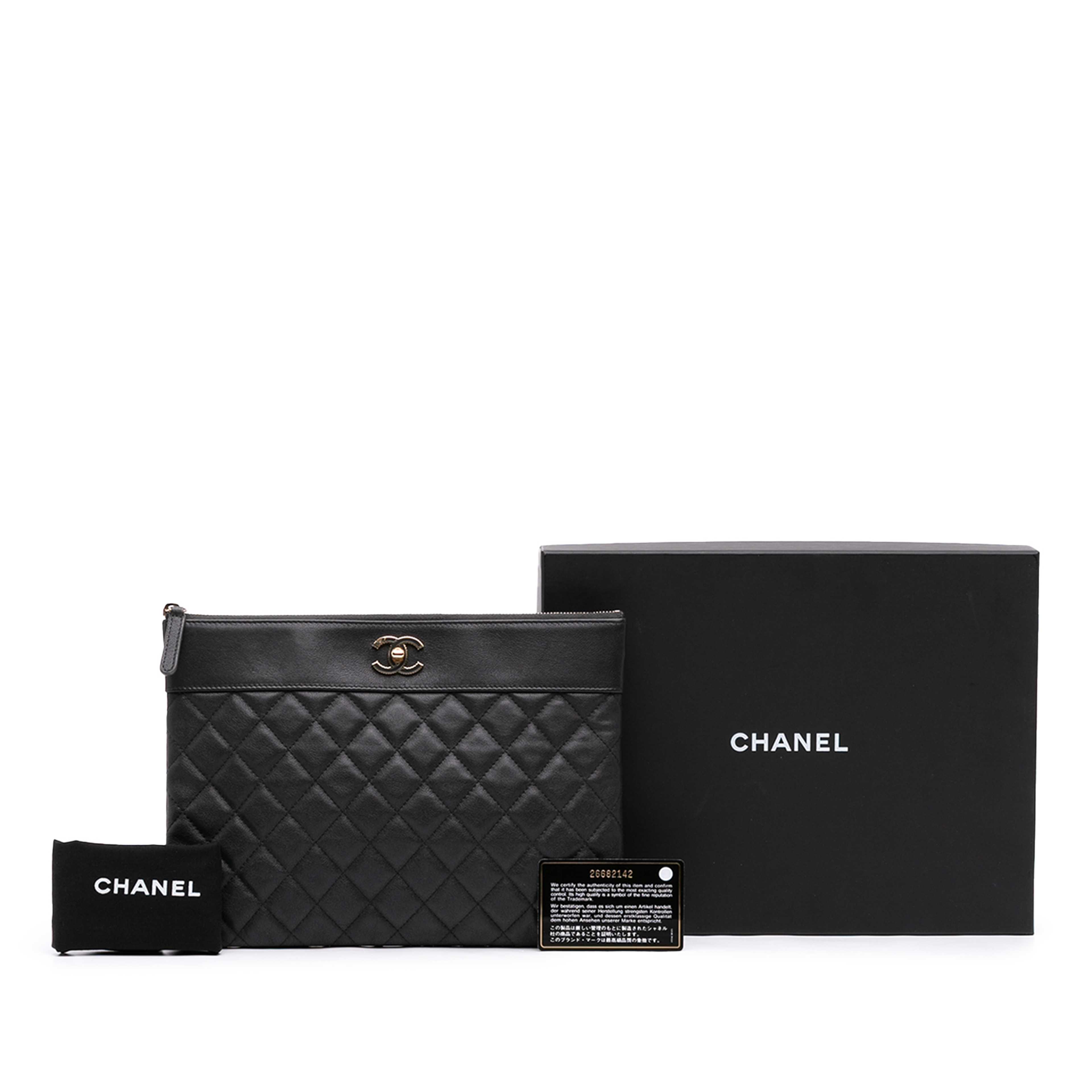 Chanel Medium Quilted Sheepskin Mademoiselle O Case Clutch, från Luxclusif, i färgen svart. Klicka för att öppna bilden i stort format