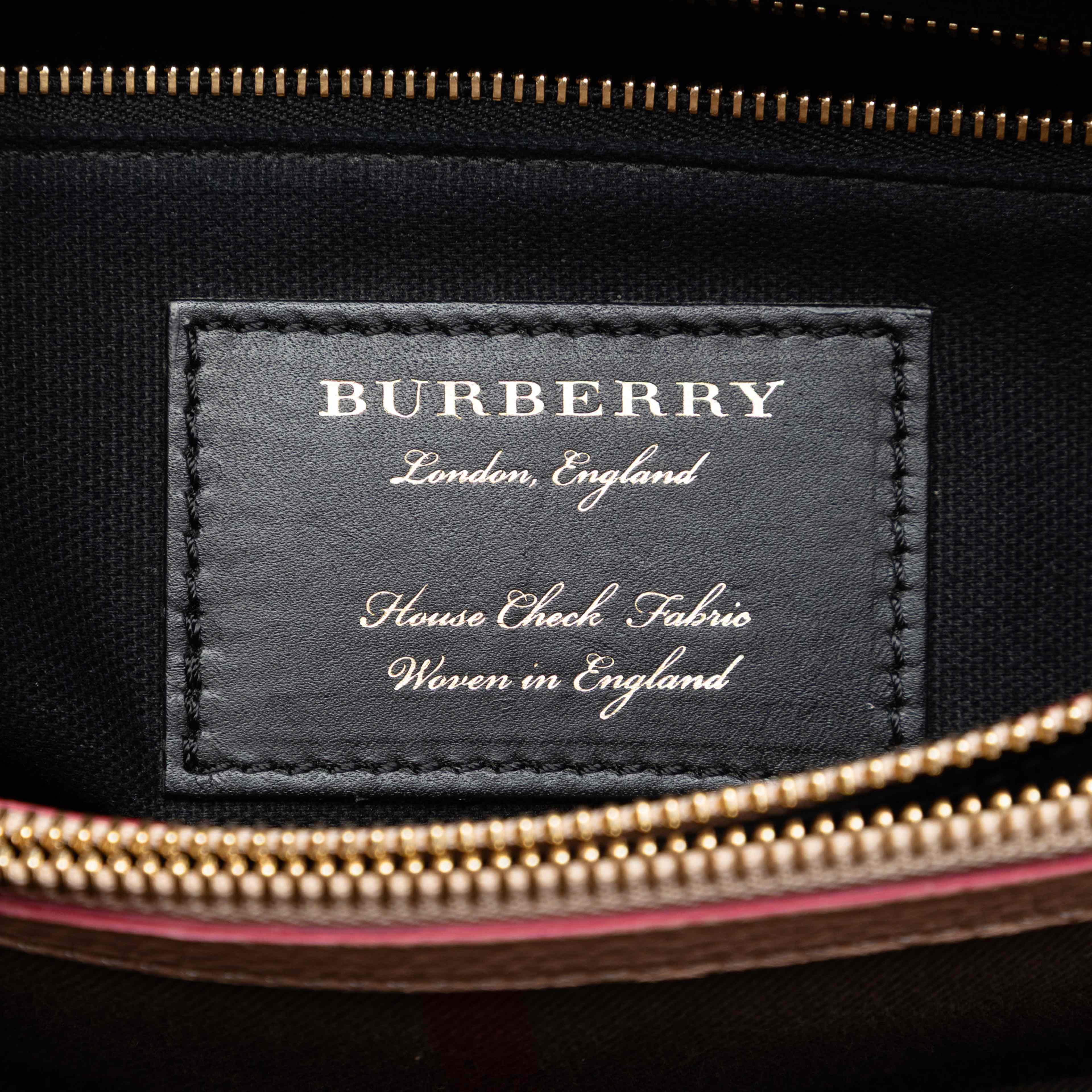 Burberry Medium House Check Trimmed Leather Camberley Satchel, från Luxclusif, i färgen beige. Klicka för att öppna bilden i stort format