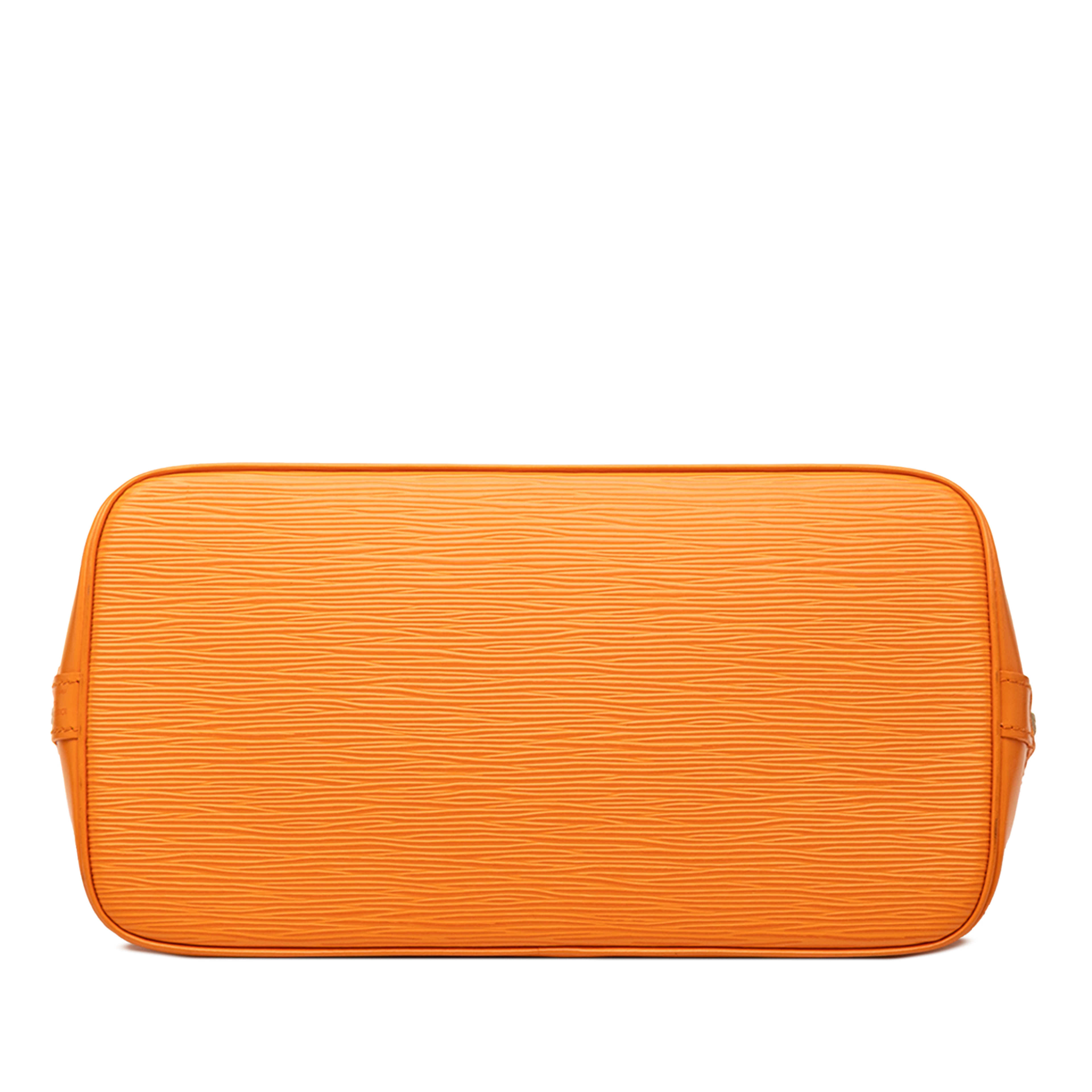 Louis Vuitton Epi Alma Pm, från Luxclusif, i färgen orange. Klicka för att öppna bilden i stort format