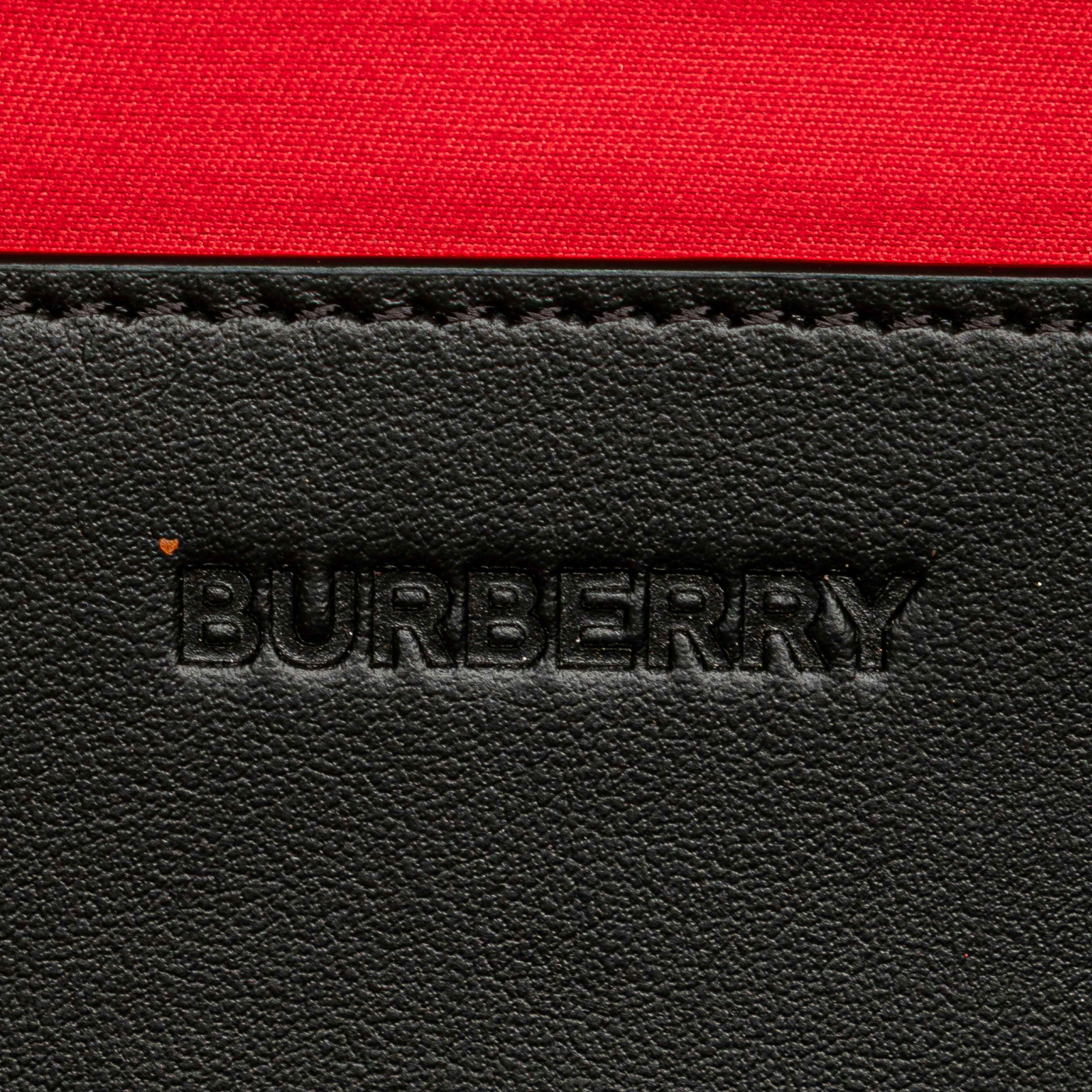 Burberry Medium House Check Nylon Sonny Belt Bag, från Luxclusif, i färgen beige. Klicka för att öppna bilden i stort format