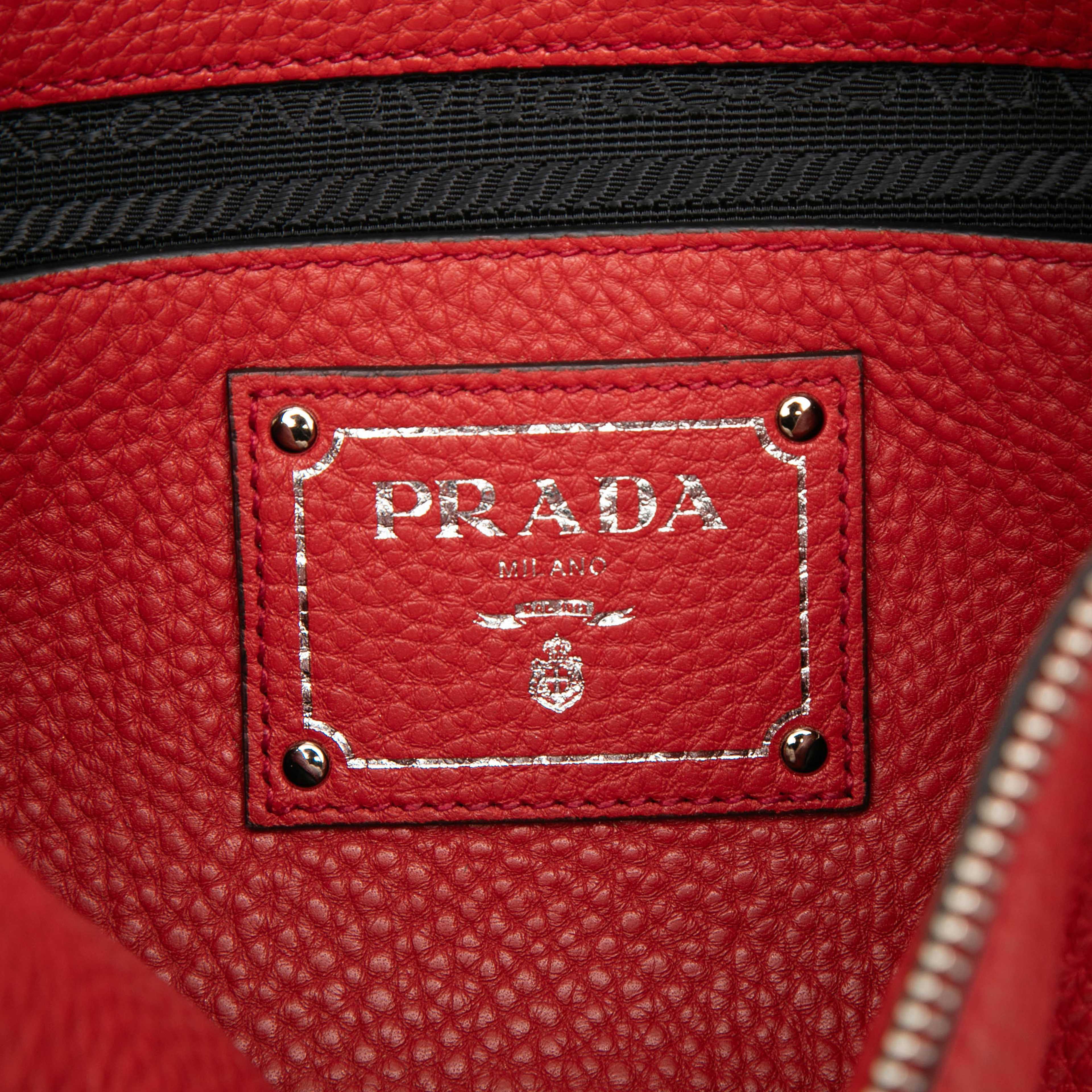 Prada Vitello Daino Clutch, från Luxclusif, i färgen red. Klicka för att öppna bilden i stort format