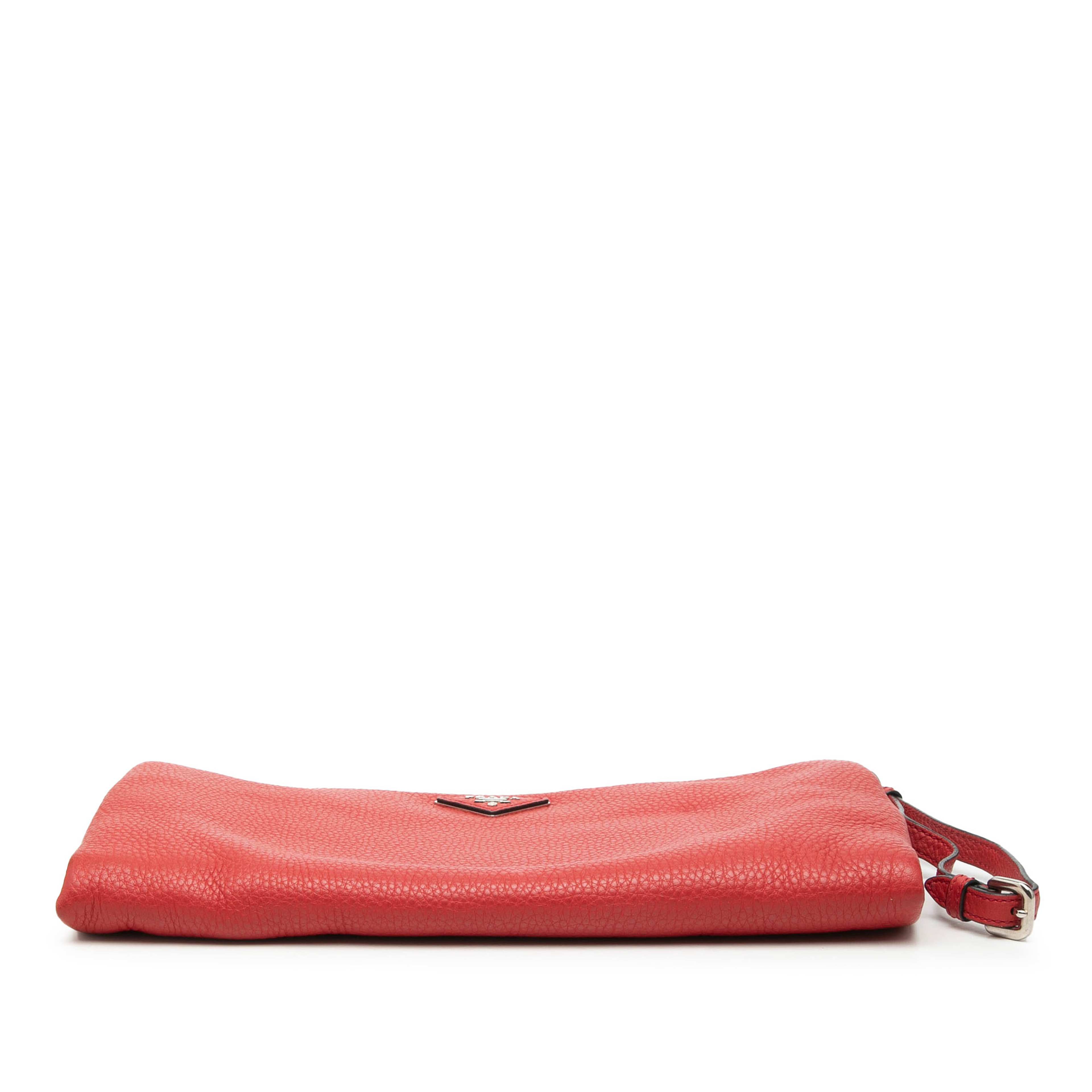 Prada Vitello Daino Clutch, från Luxclusif, i färgen röd. Klicka för att öppna bilden i stort format
