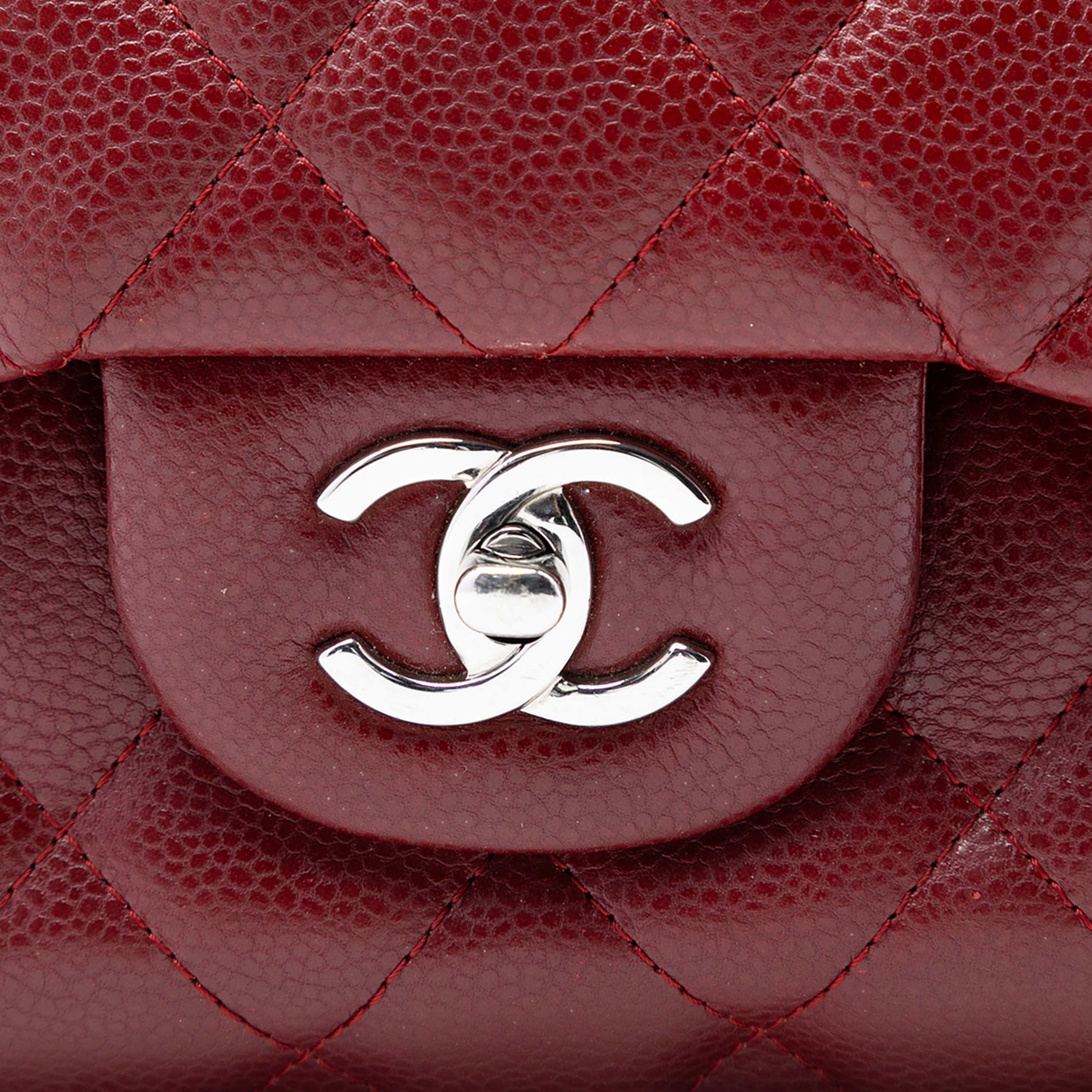 Chanel Jumbo Classic Caviar Double Flap, från Luxclusif, i färgen dark red. Klicka för att öppna bilden i stort format
