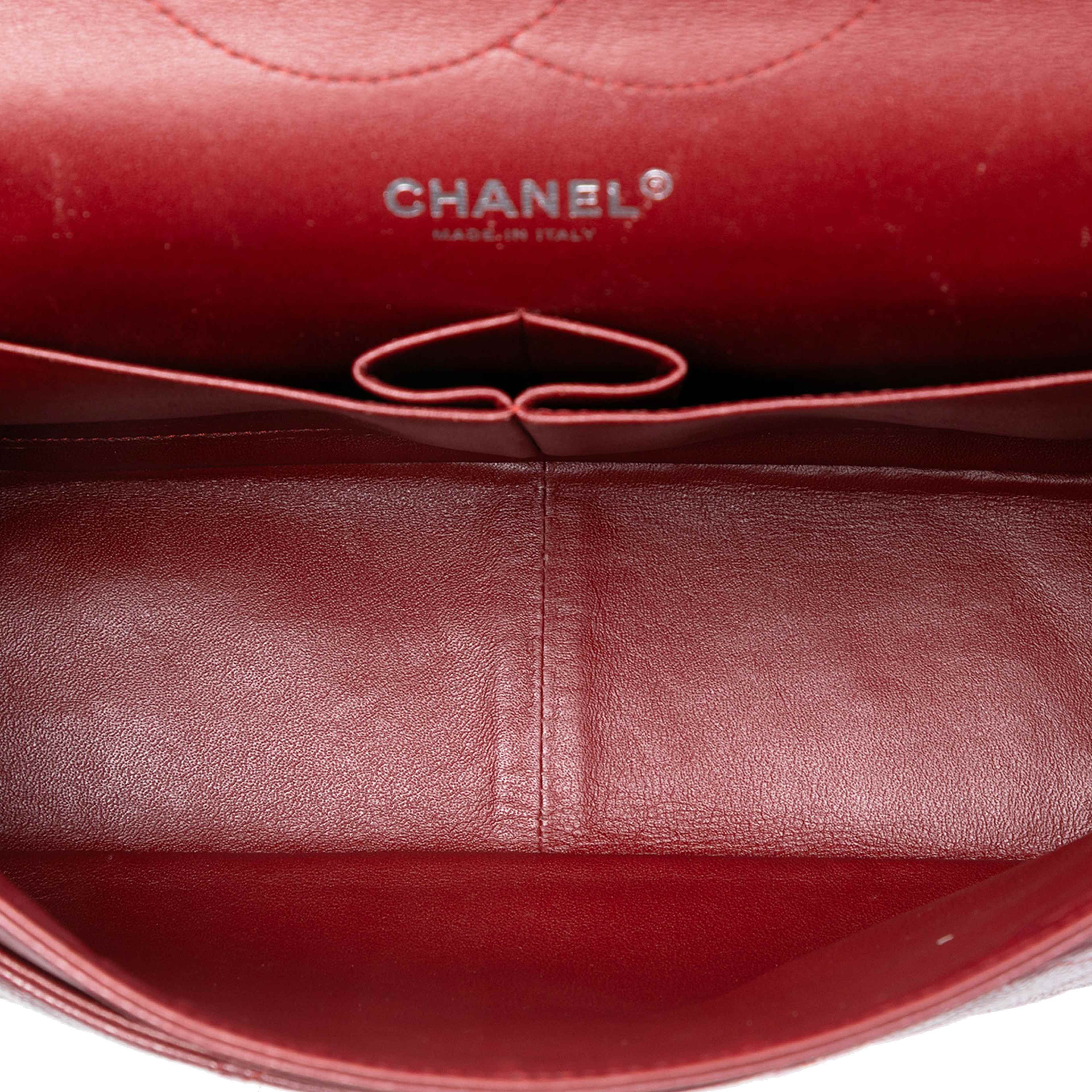 Chanel Jumbo Classic Caviar Double Flap, från Luxclusif, i färgen dark red. Klicka för att öppna bilden i stort format
