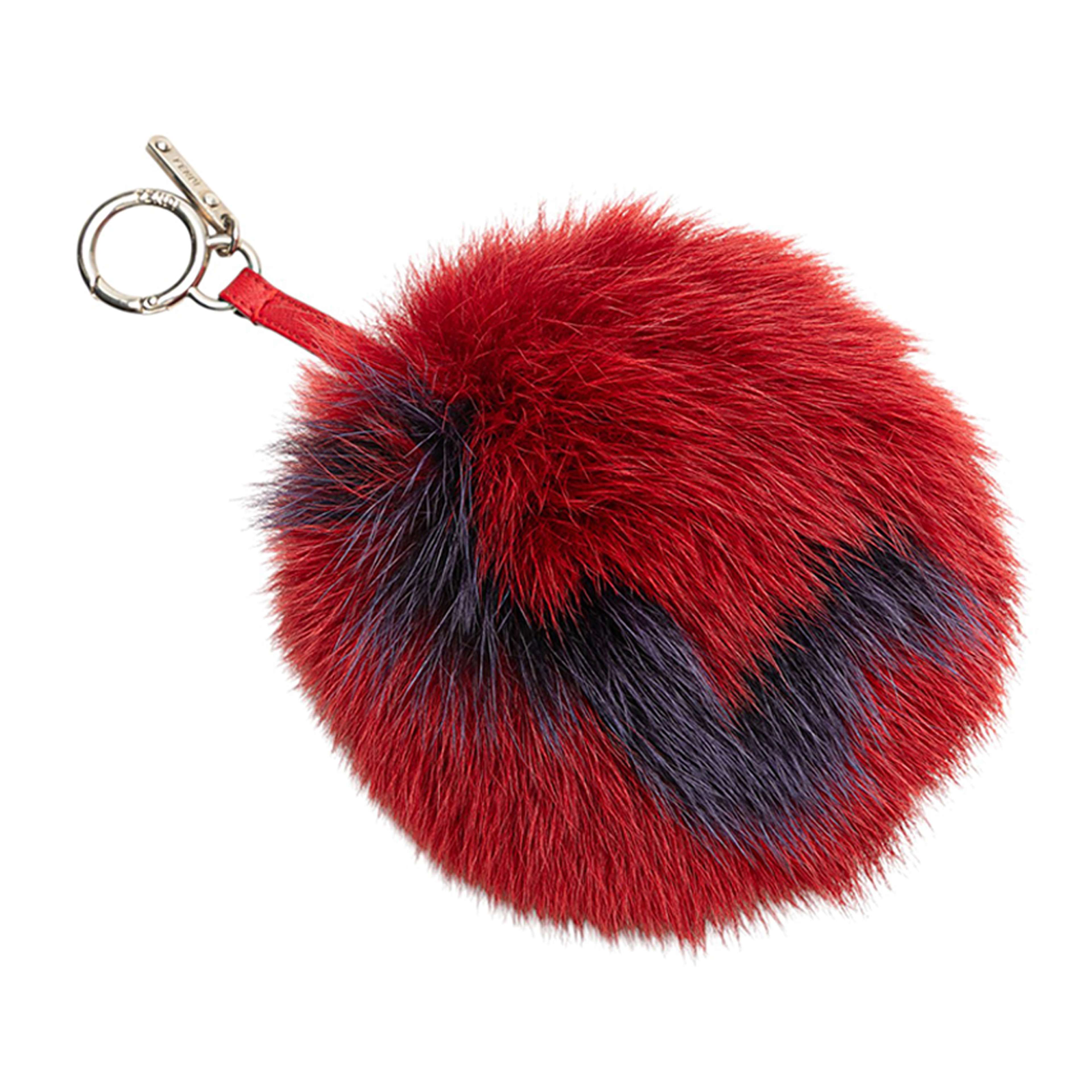 Fendi Fox Fur Pompom Bag Charm, från Luxclusif, i färgen red. Klicka för att öppna bilden i stort format