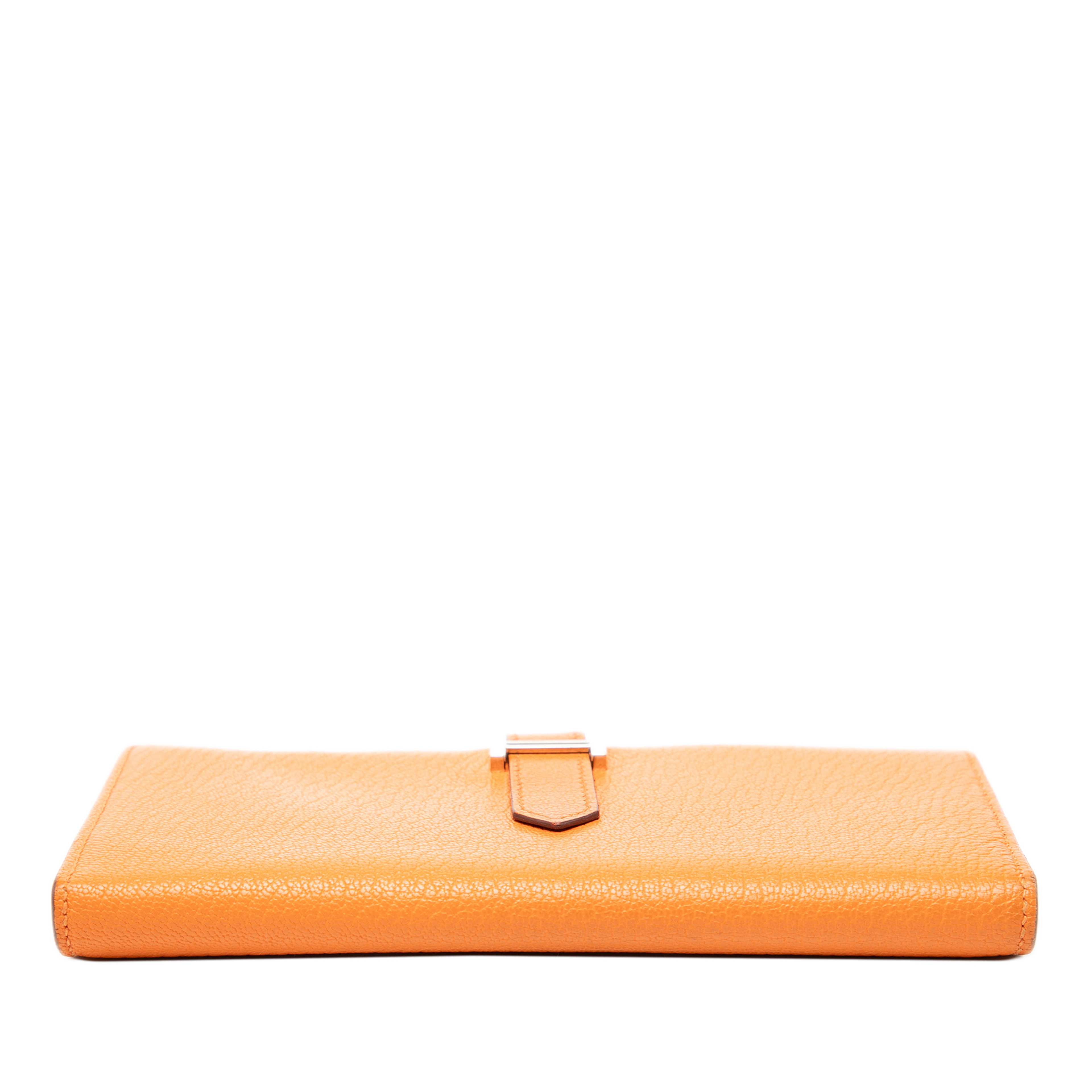 Hermès Chevre Mysore Bearn Soufflet Long Wallet, från Luxclusif, i färgen orange. Klicka för att öppna bilden i stort format
