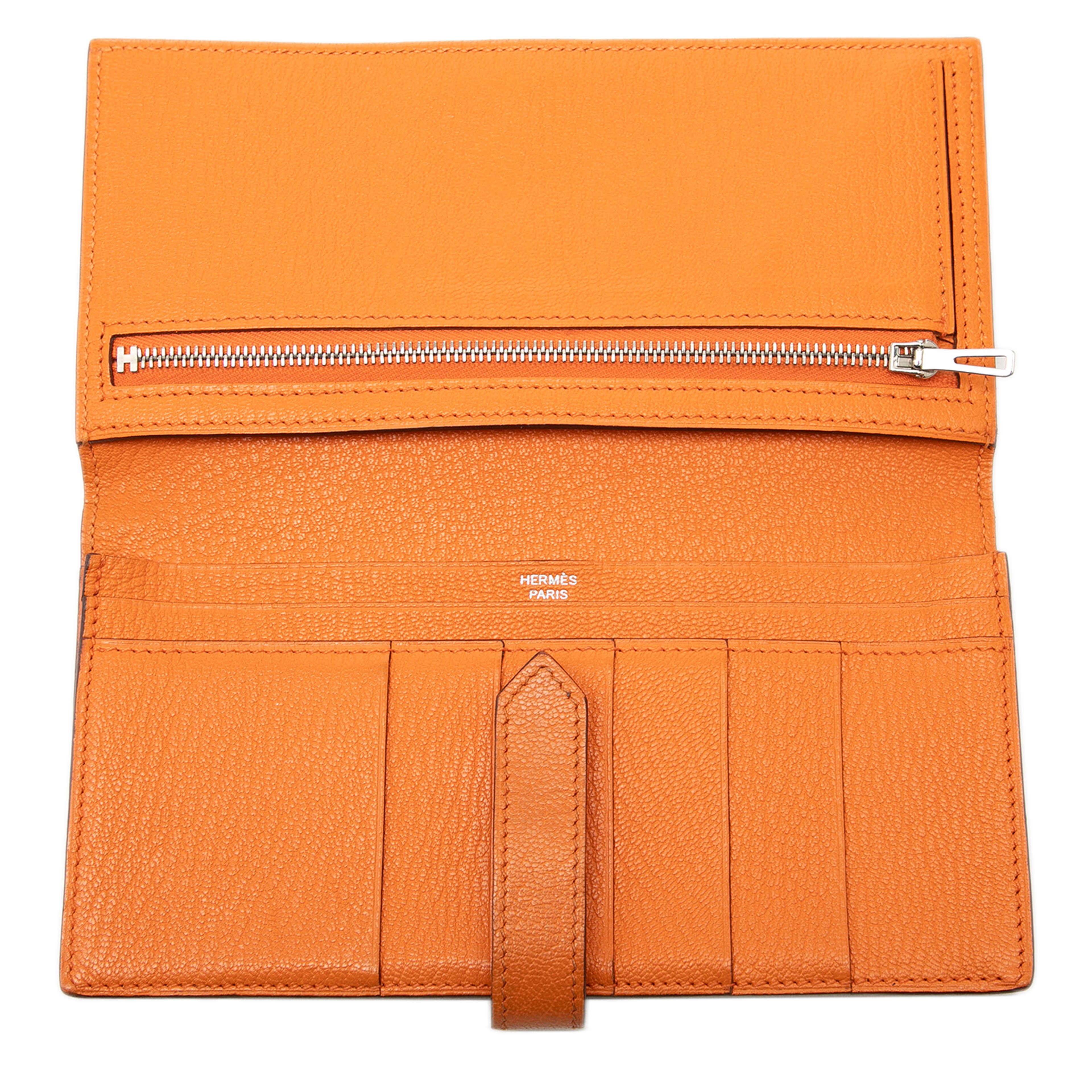 Hermès Chevre Mysore Bearn Soufflet Long Wallet, från Luxclusif, i färgen orange. Klicka för att öppna bilden i stort format