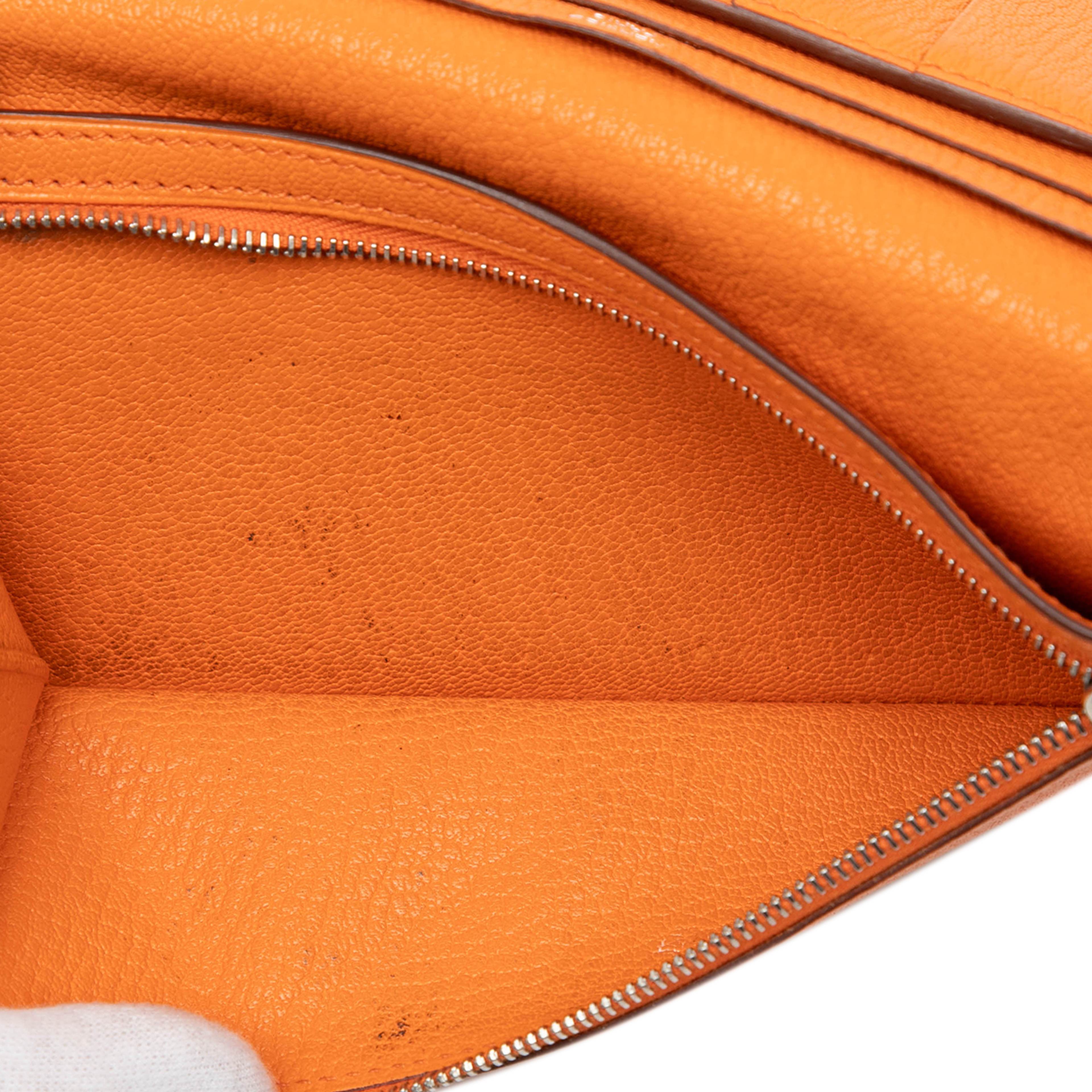 Hermès Chevre Mysore Bearn Soufflet Long Wallet, från Luxclusif, i färgen orange. Klicka för att öppna bilden i stort format