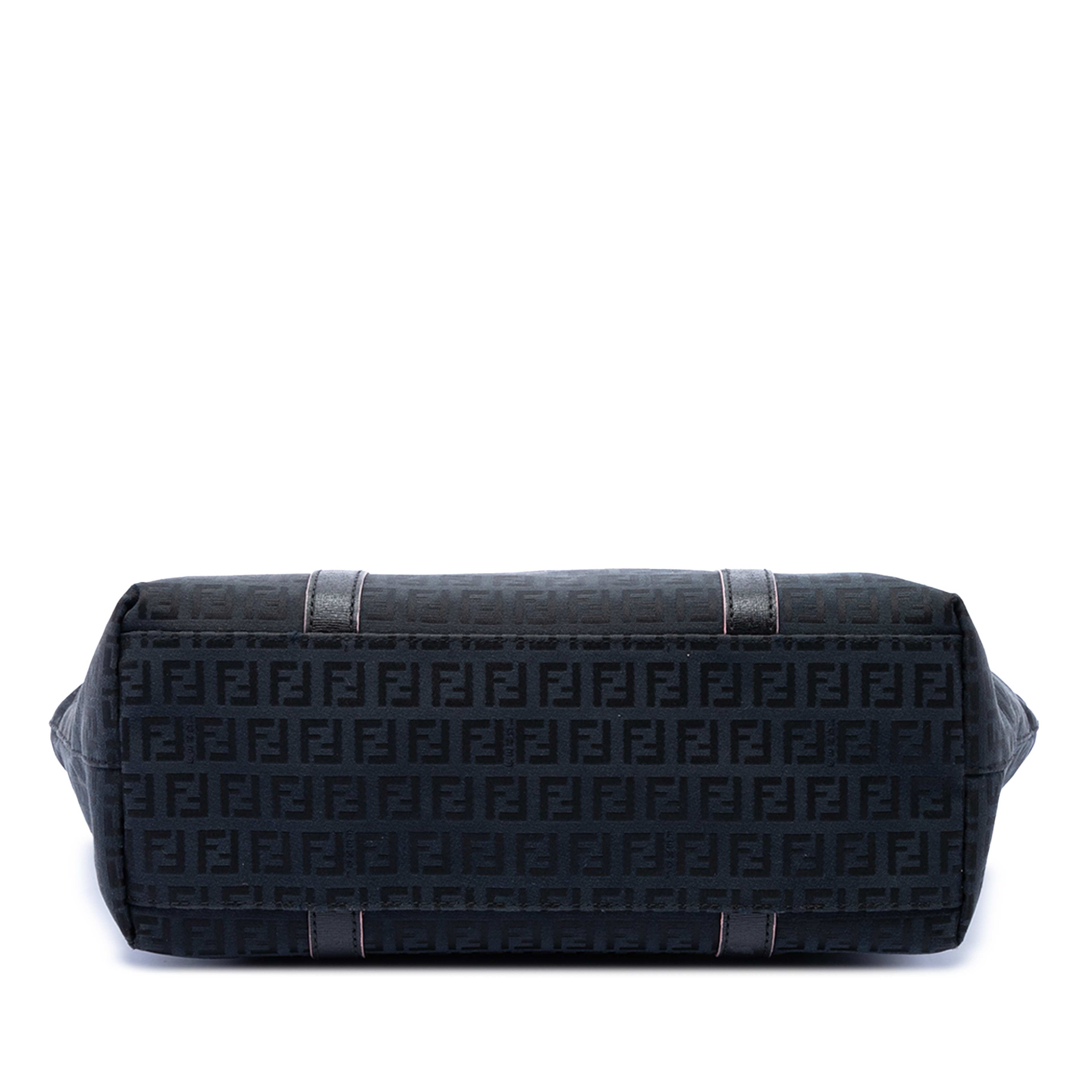 Fendi Zucchino Canvas Superstar Tote, från Luxclusif, i färgen svart. Klicka för att öppna bilden i stort format