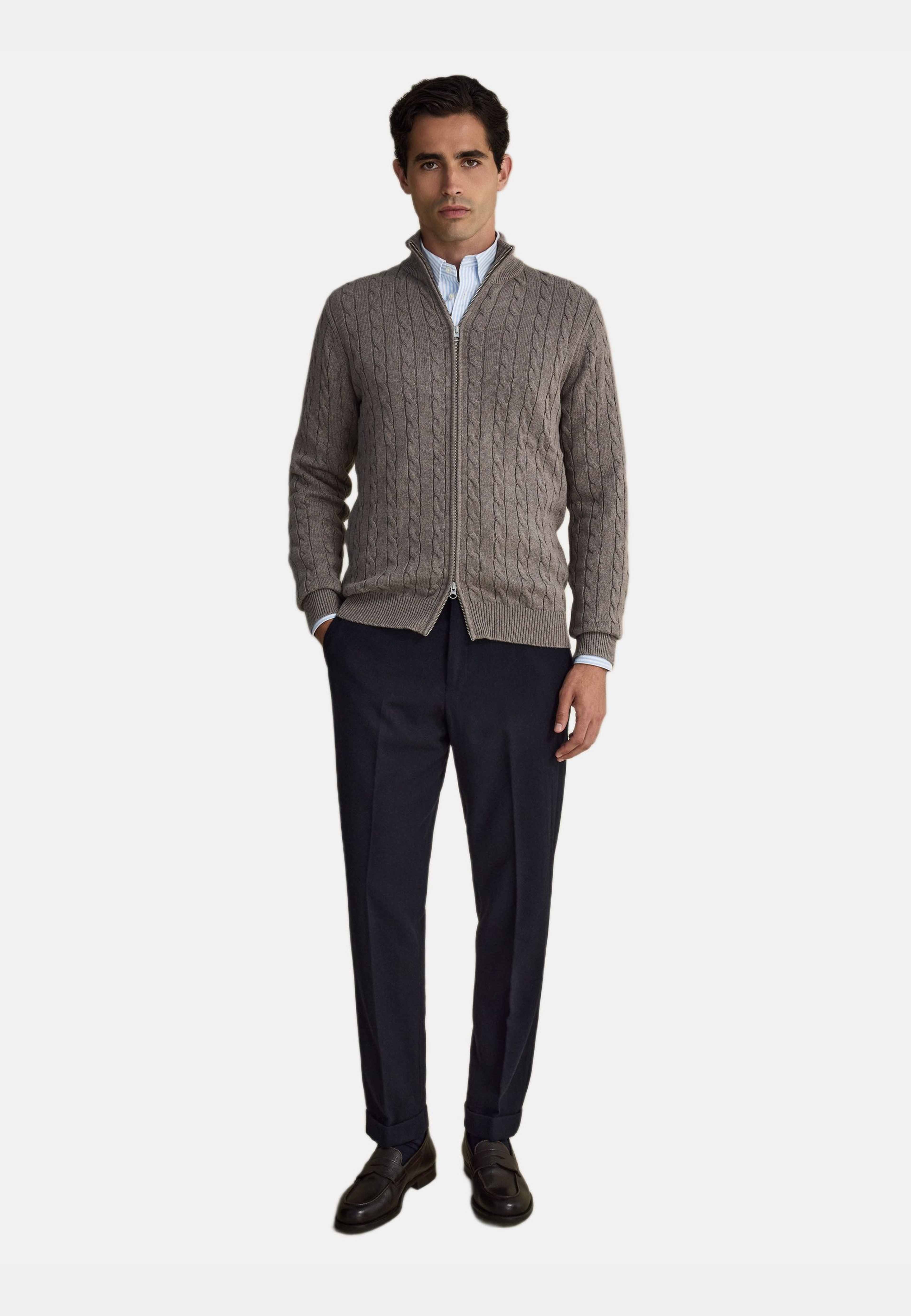 Full Zip Cotton Cardigan, från John Henric, i färgen taupe. Klicka för att öppna bilden i stort format