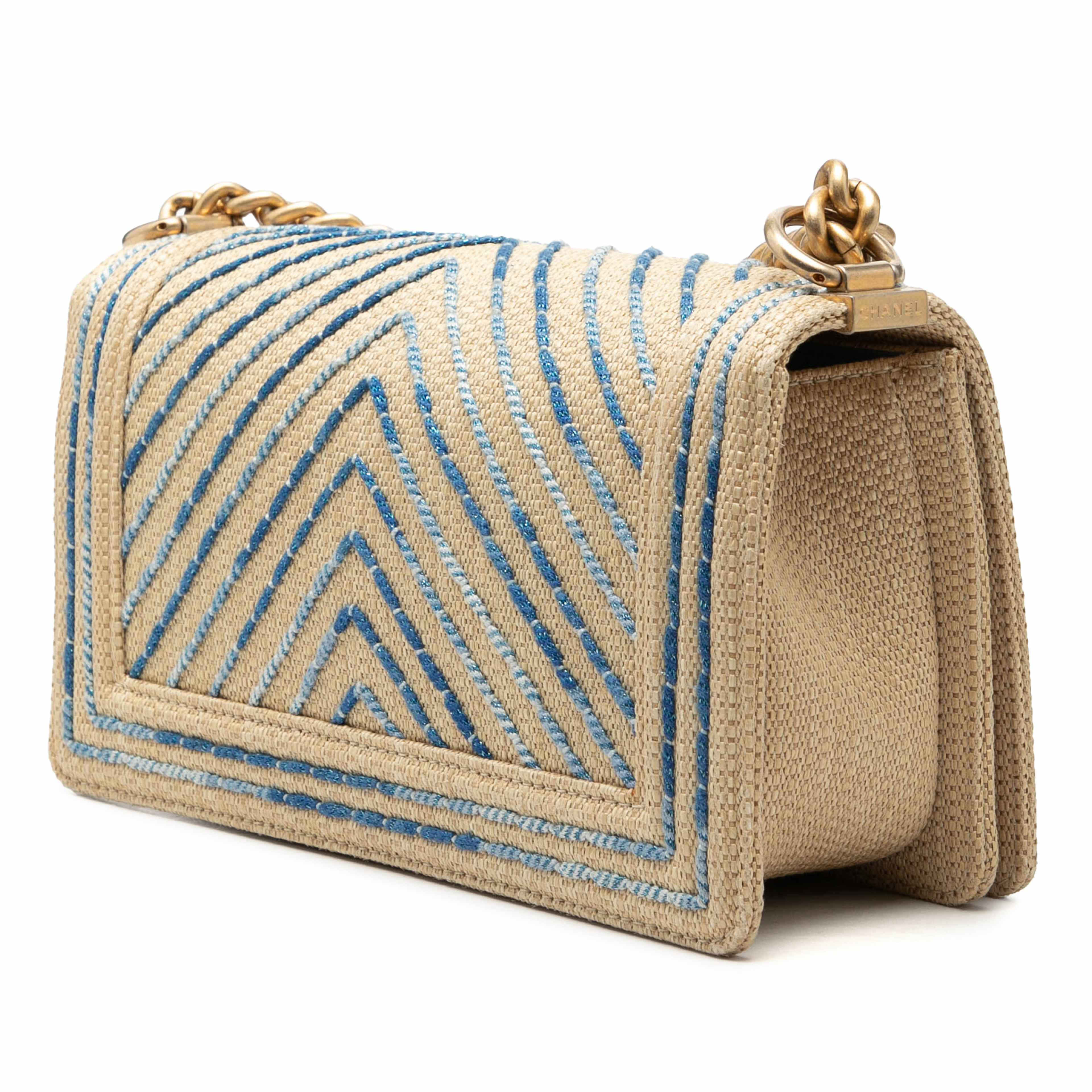 Chanel Old Medium Chevron Raffia Boy Flap, från Luxclusif, i färgen beige. Klicka för att öppna bilden i stort format