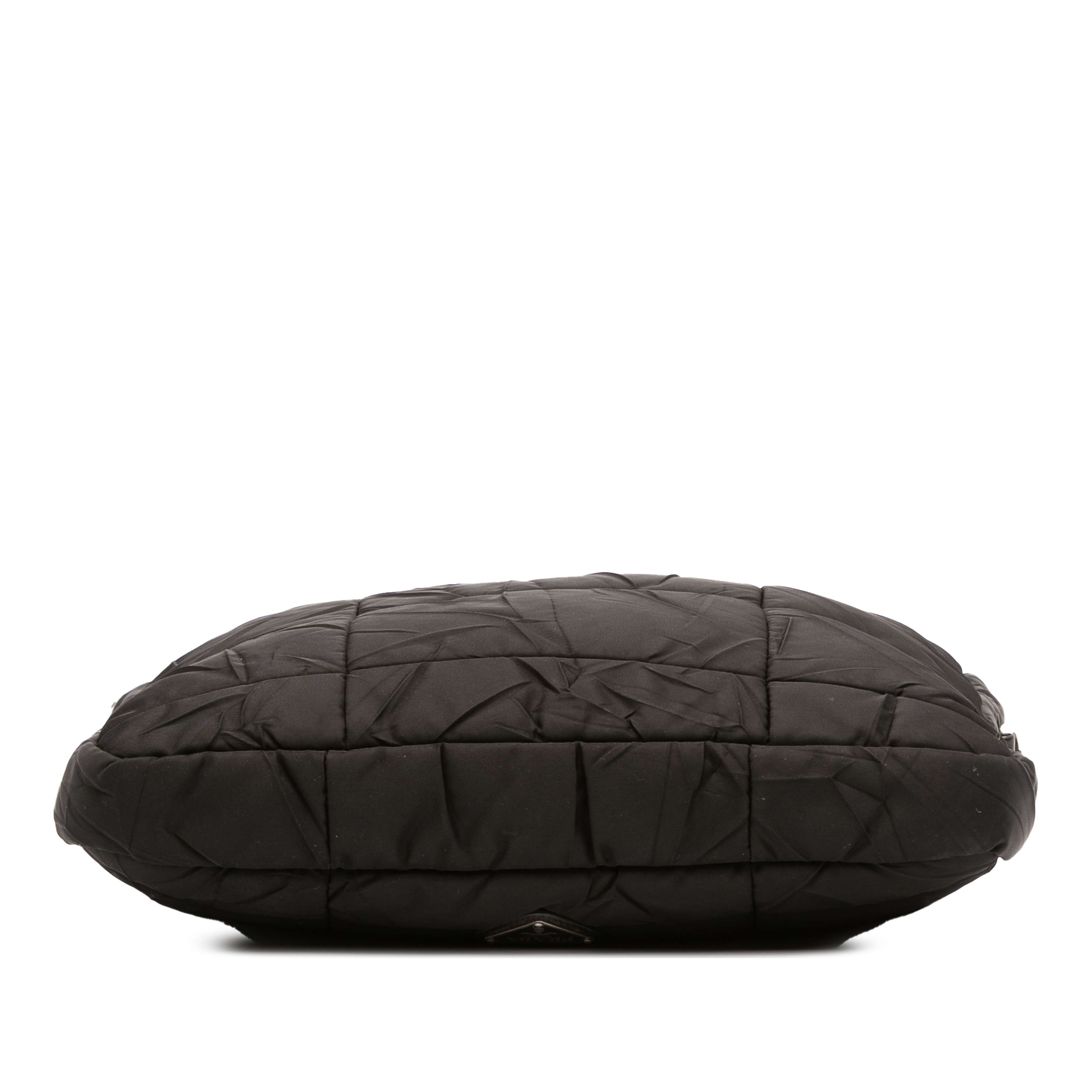 Prada Quilted Tessuto Crossbody, från Luxclusif, i färgen svart. Klicka för att öppna bilden i stort format