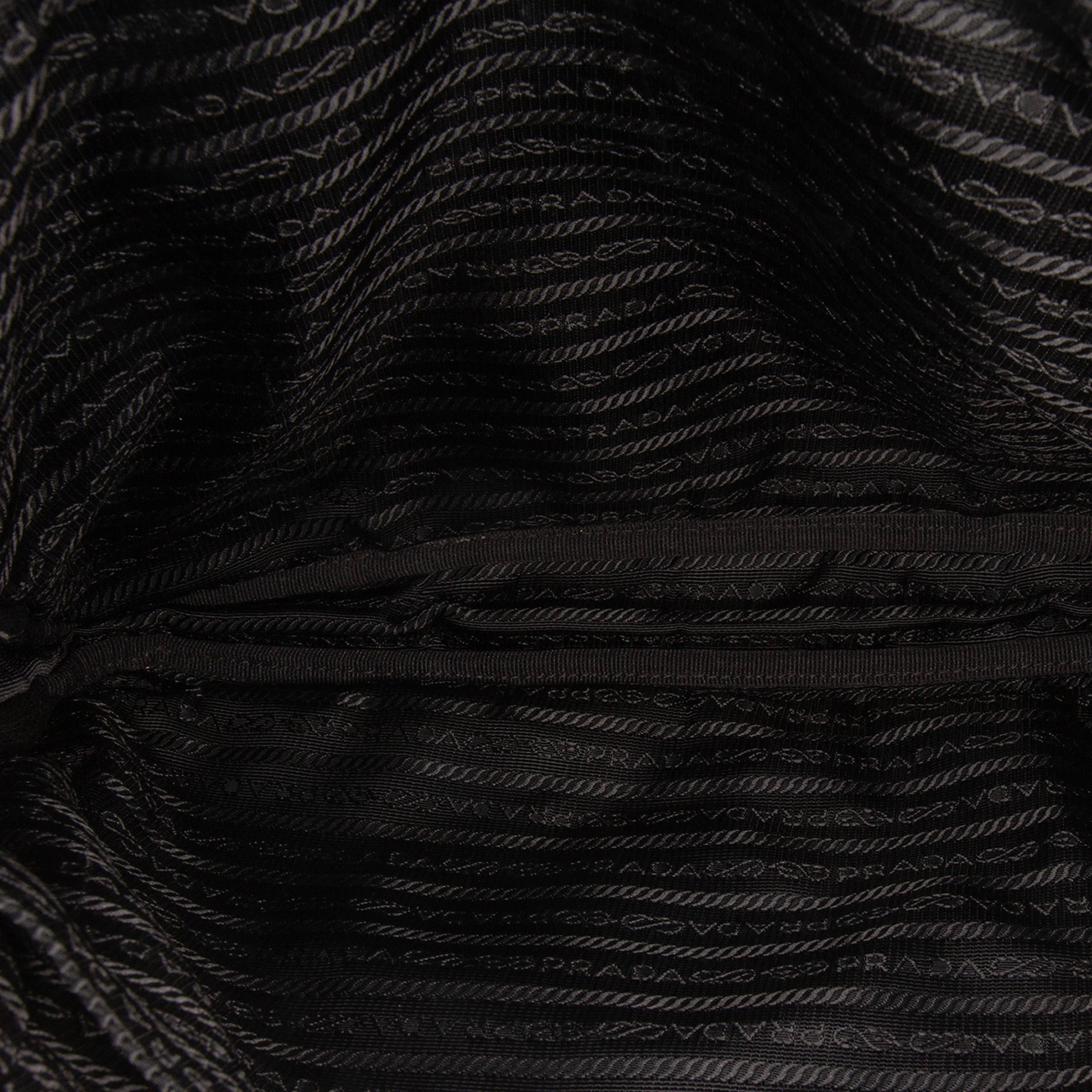 Prada Quilted Tessuto Crossbody, från Luxclusif, i färgen svart. Klicka för att öppna bilden i stort format