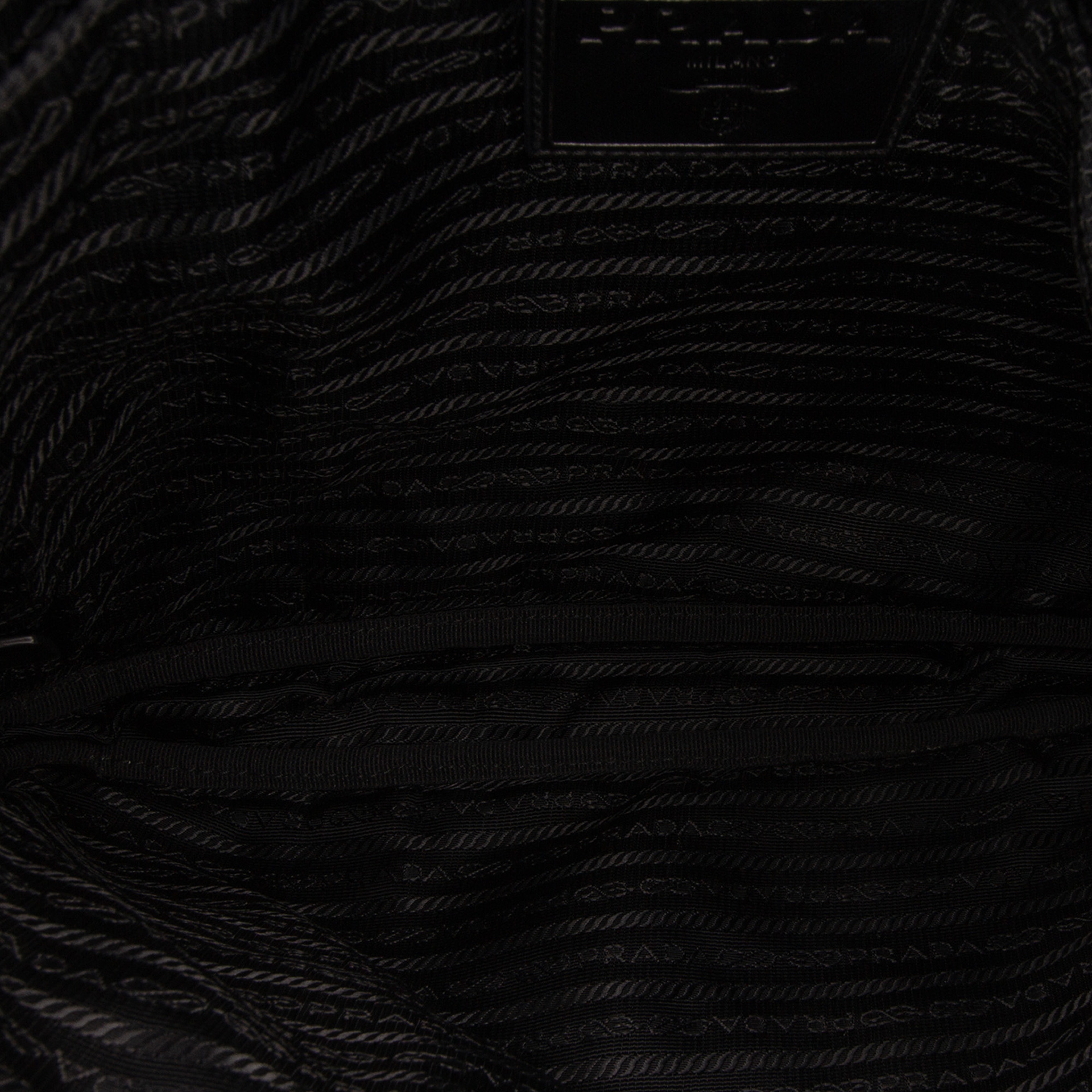 Prada Quilted Tessuto Crossbody, från Luxclusif, i färgen black. Klicka för att öppna bilden i stort format