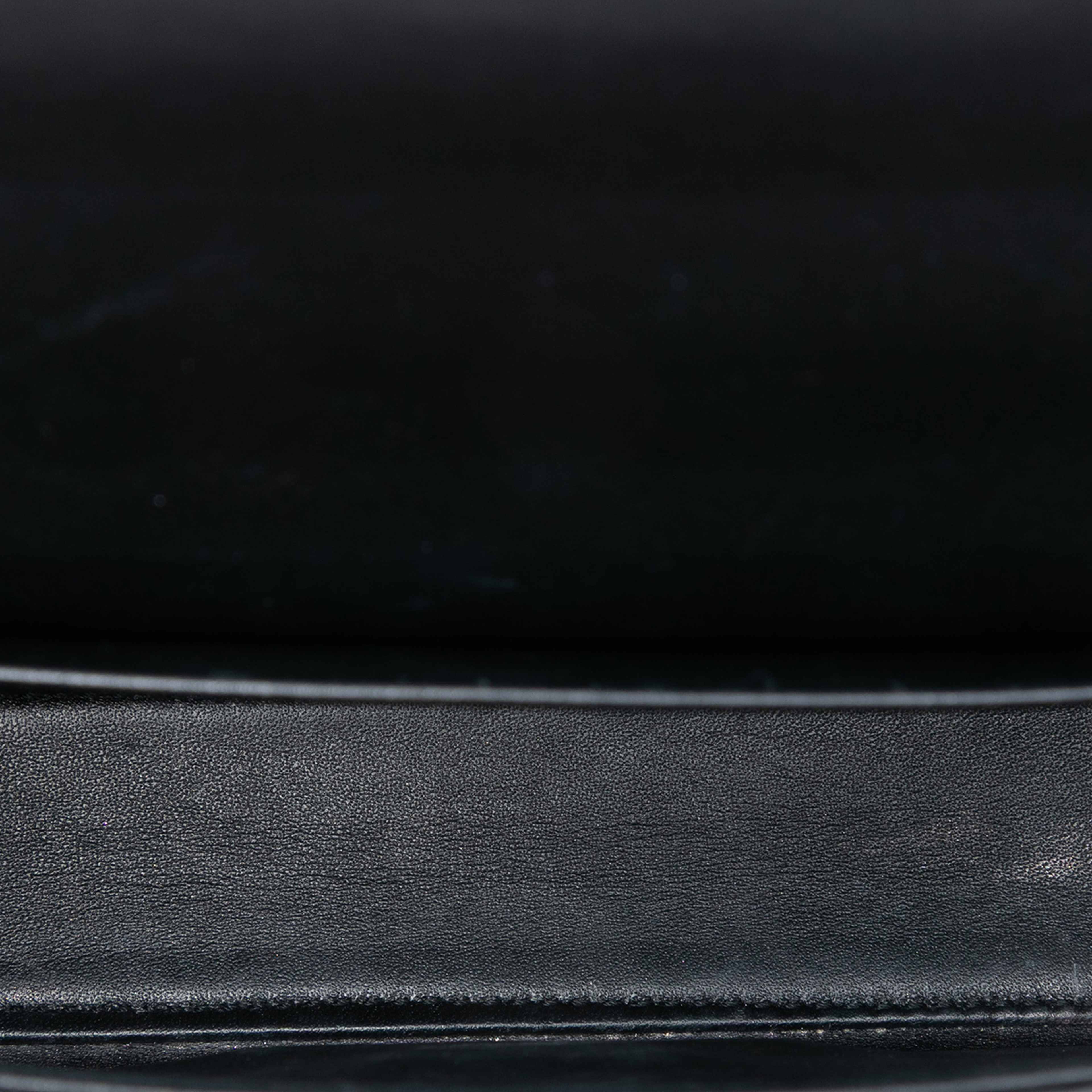 Celine Shiny Calfskin Claude Chain Shoulder Bag, från Luxclusif, i färgen black. Klicka för att öppna bilden i stort format