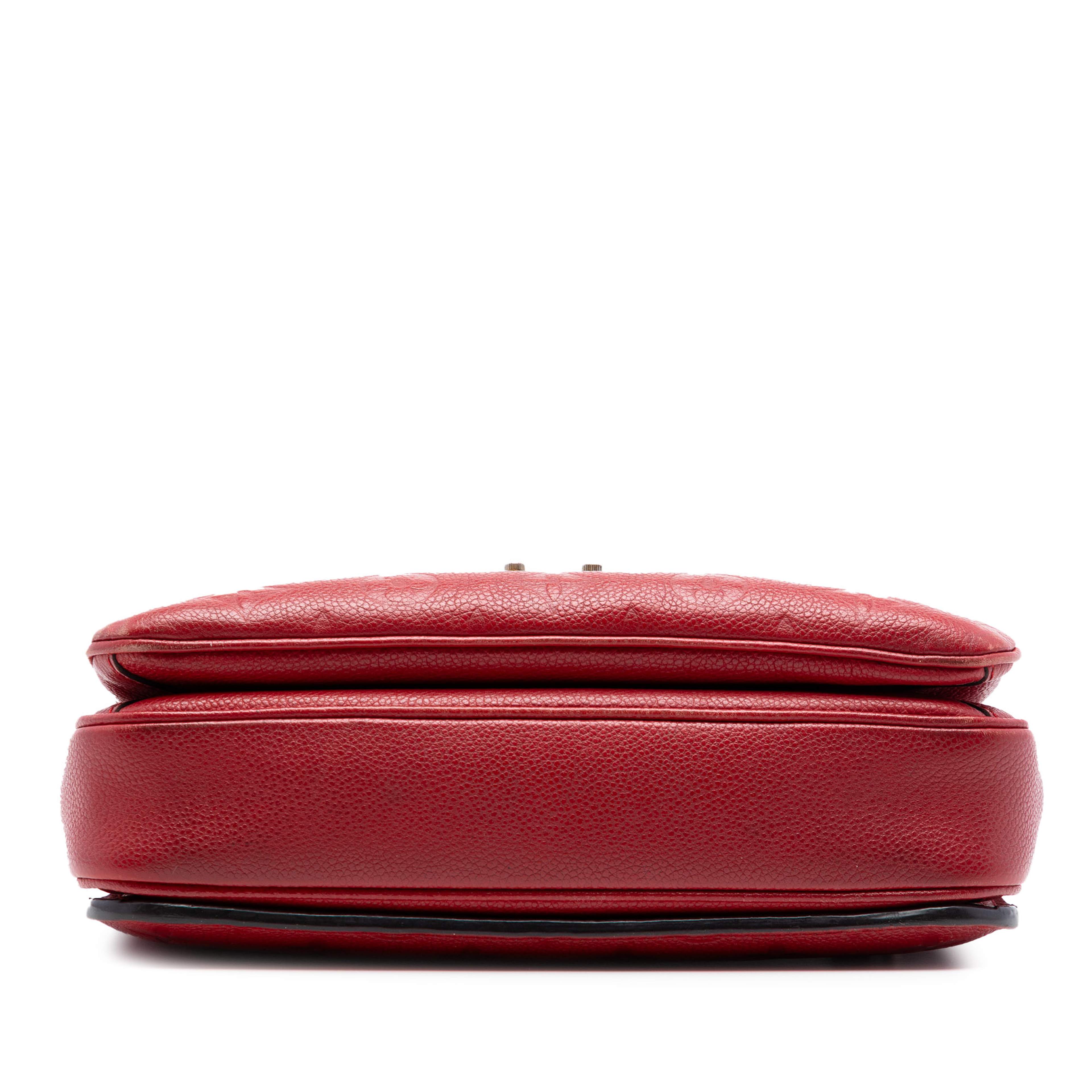 Louis Vuitton Monogram Empreinte Pochette Metis, från Luxclusif, i färgen red. Klicka för att öppna bilden i stort format