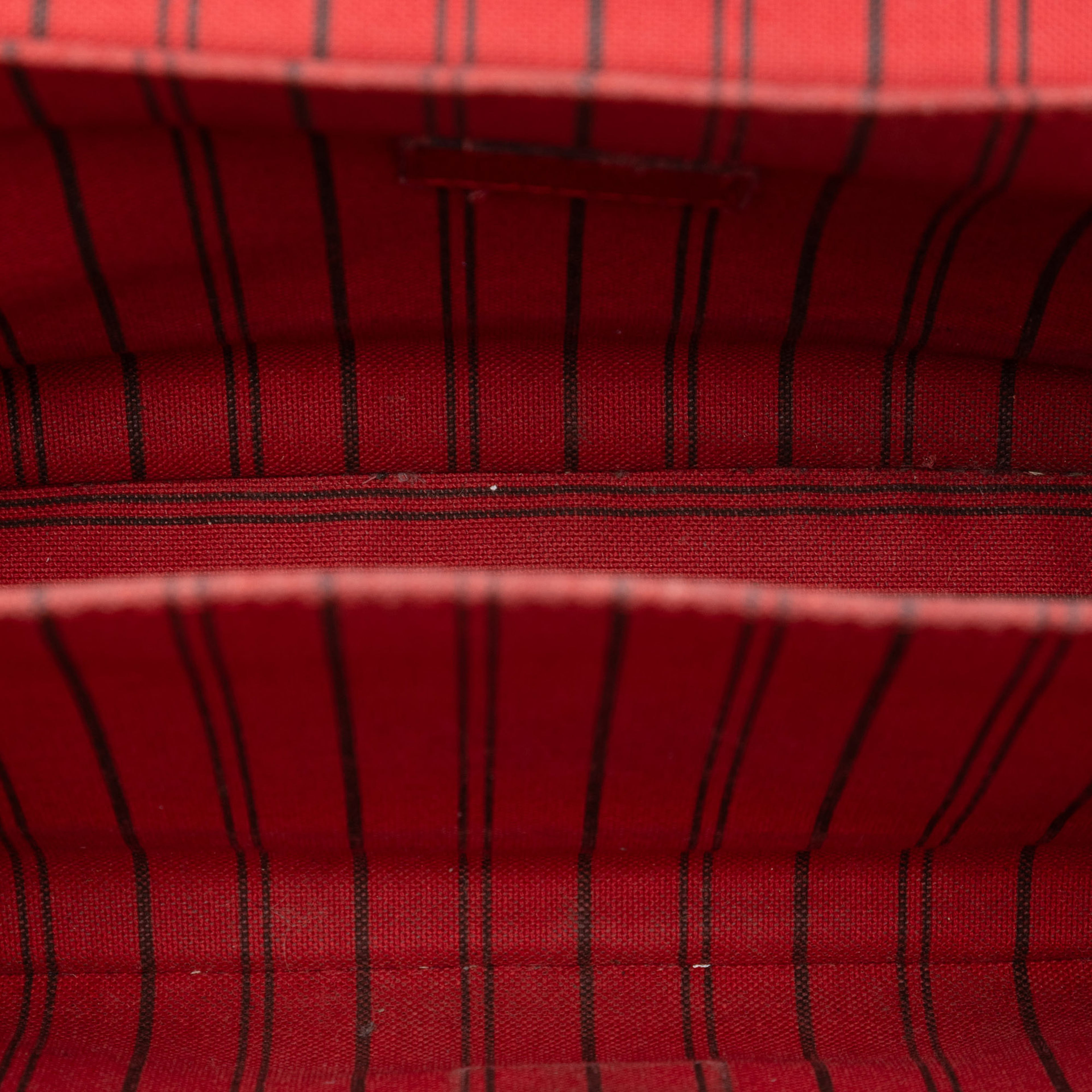 Louis Vuitton Monogram Empreinte Pochette Metis, från Luxclusif, i färgen red. Klicka för att öppna bilden i stort format