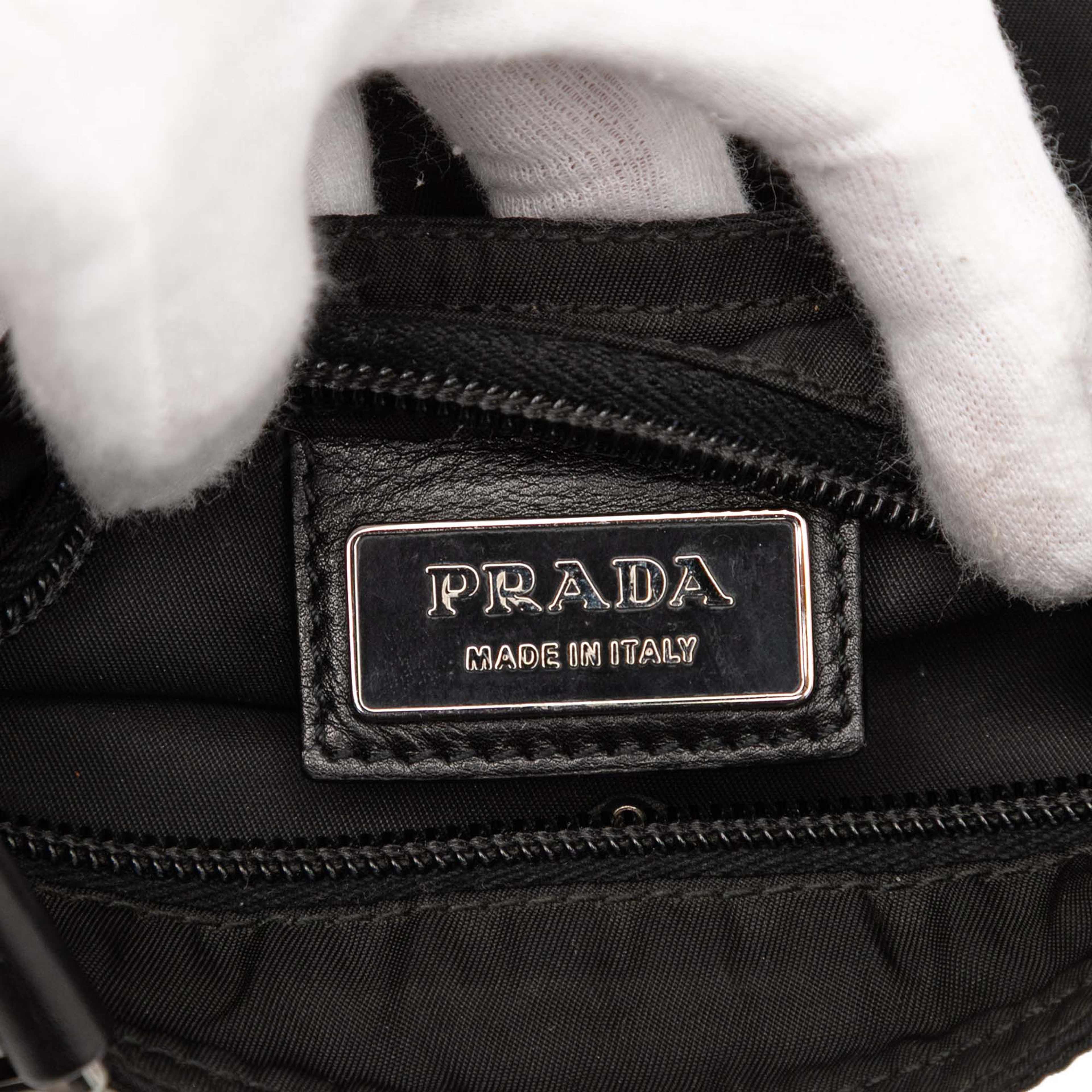 Prada Tessuto Zip Top Crossbody, från Luxclusif, i färgen black. Klicka för att öppna bilden i stort format