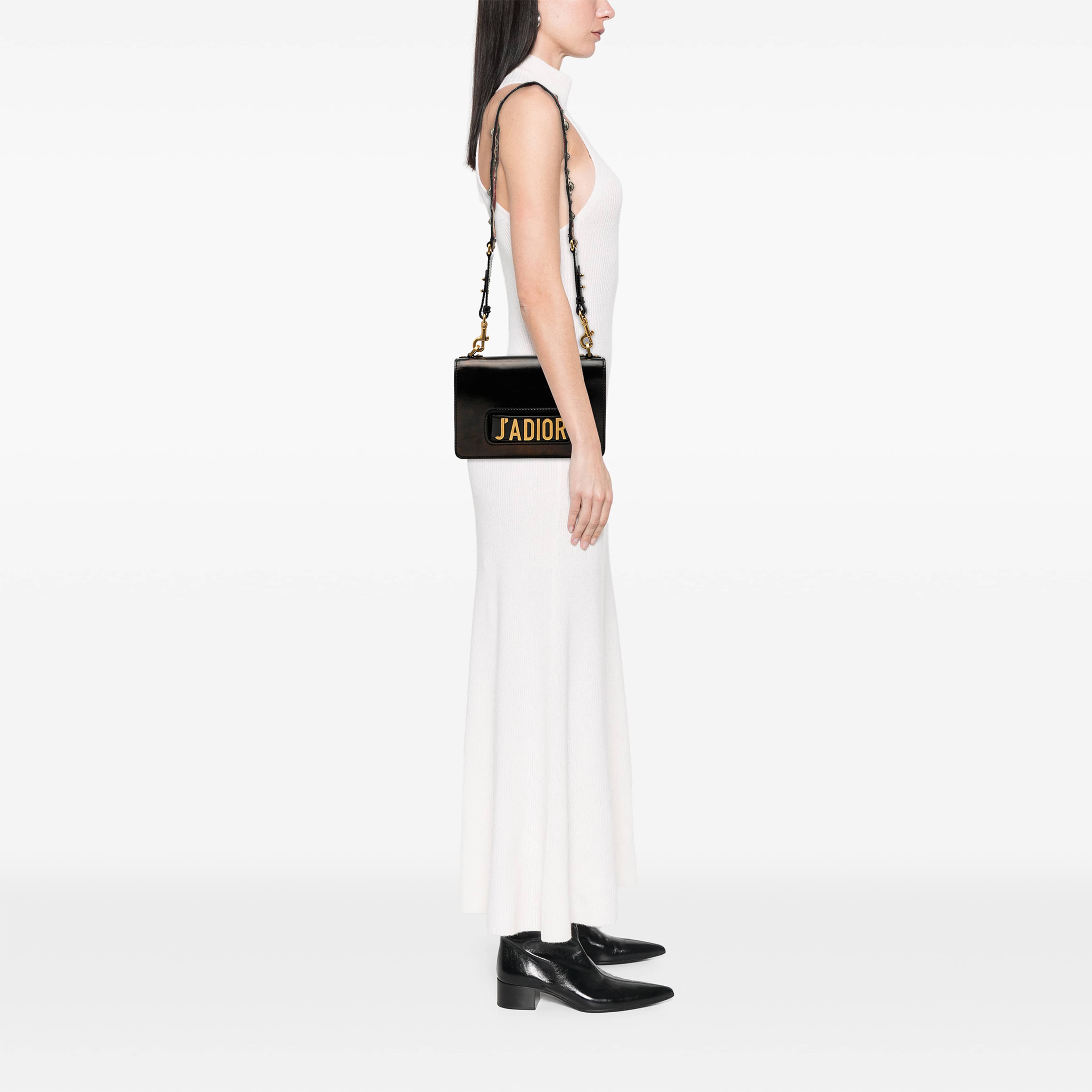 Dior Leather Jadior Chain Flap, från Luxclusif, i färgen svart. Klicka för att öppna bilden i stort format