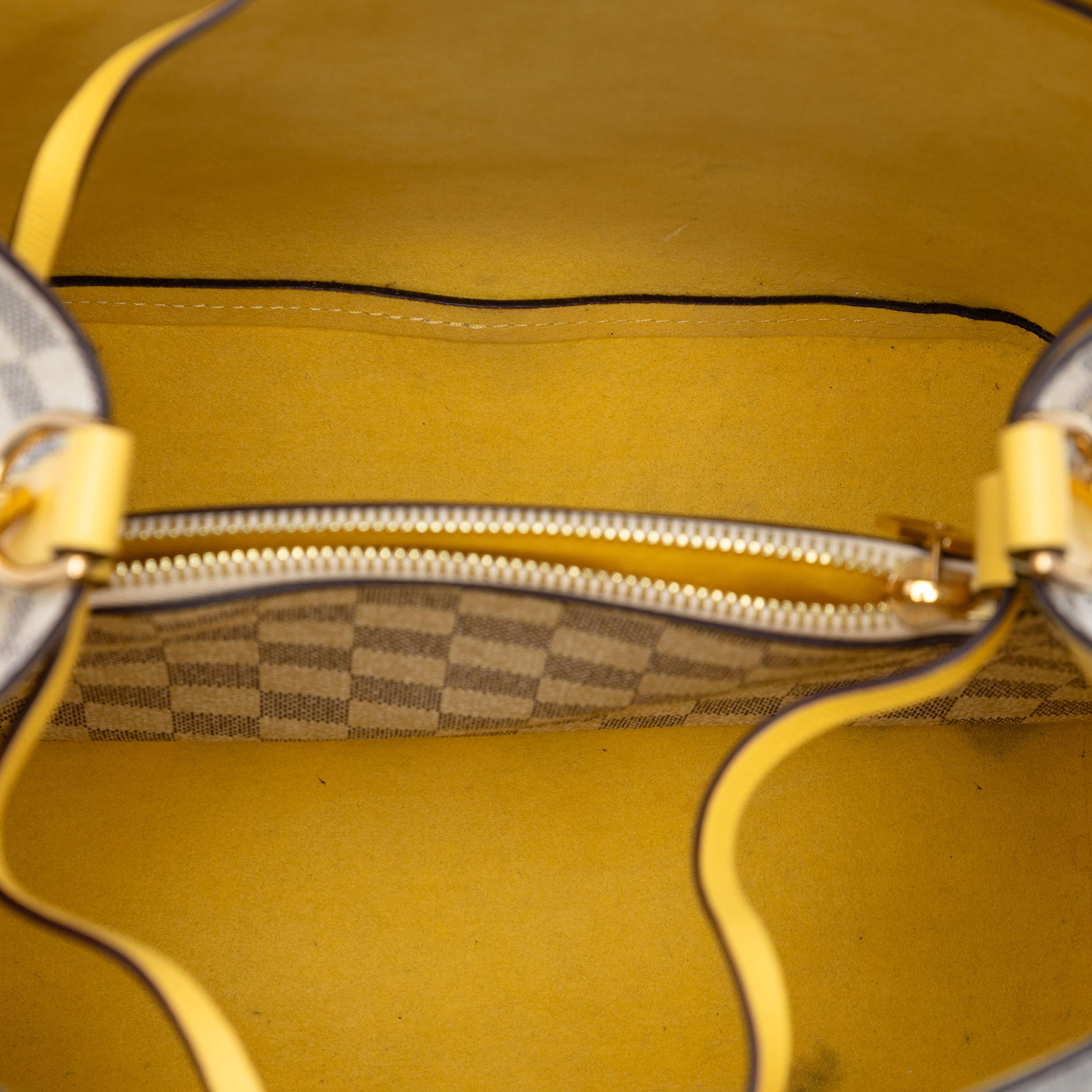 Louis Vuitton Damier Azur Neonoe Mm, från Luxclusif, i färgen white. Klicka för att öppna bilden i stort format
