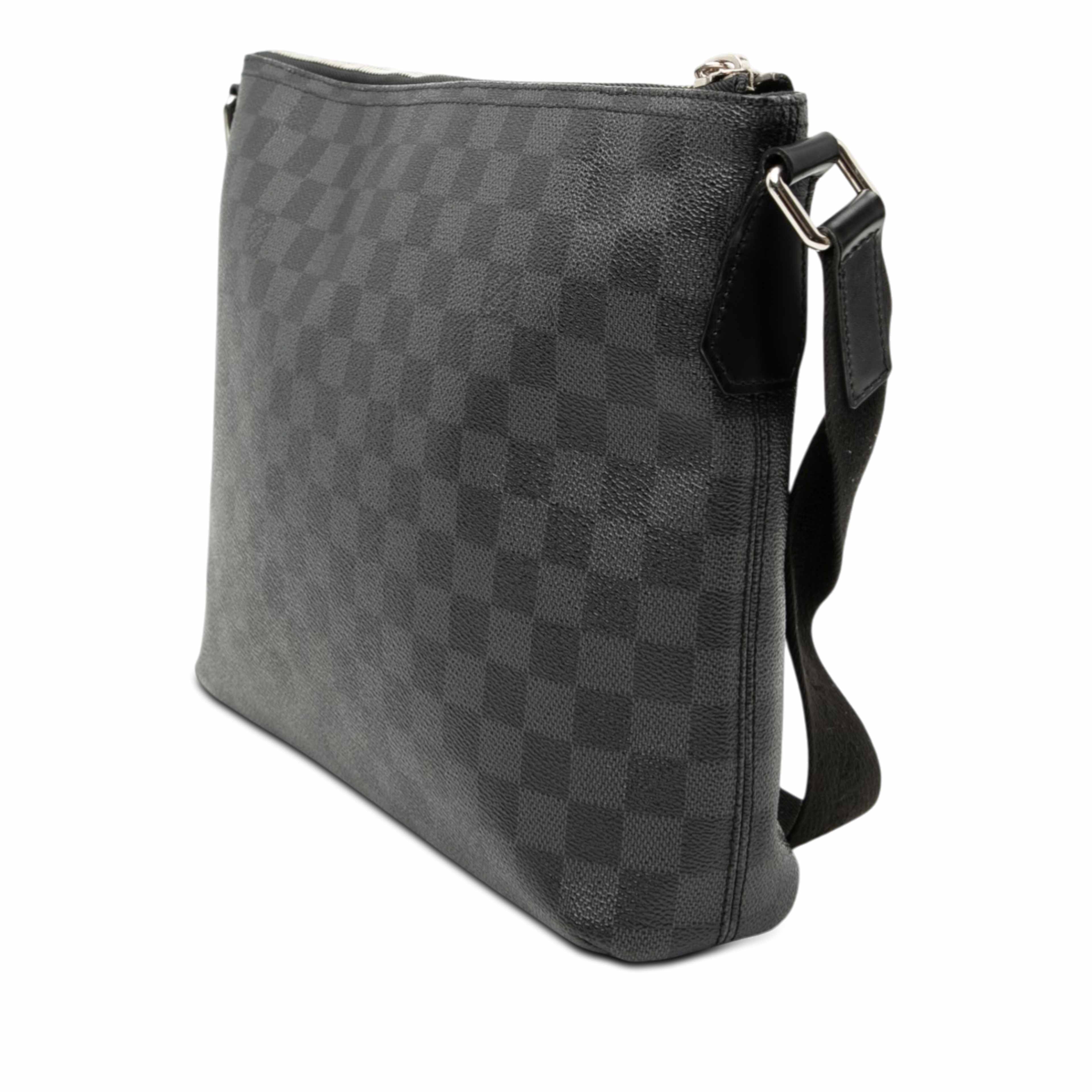 Louis Vuitton Damier Graphite Mick Pm, från Luxclusif, i färgen black. Klicka för att öppna bilden i stort format