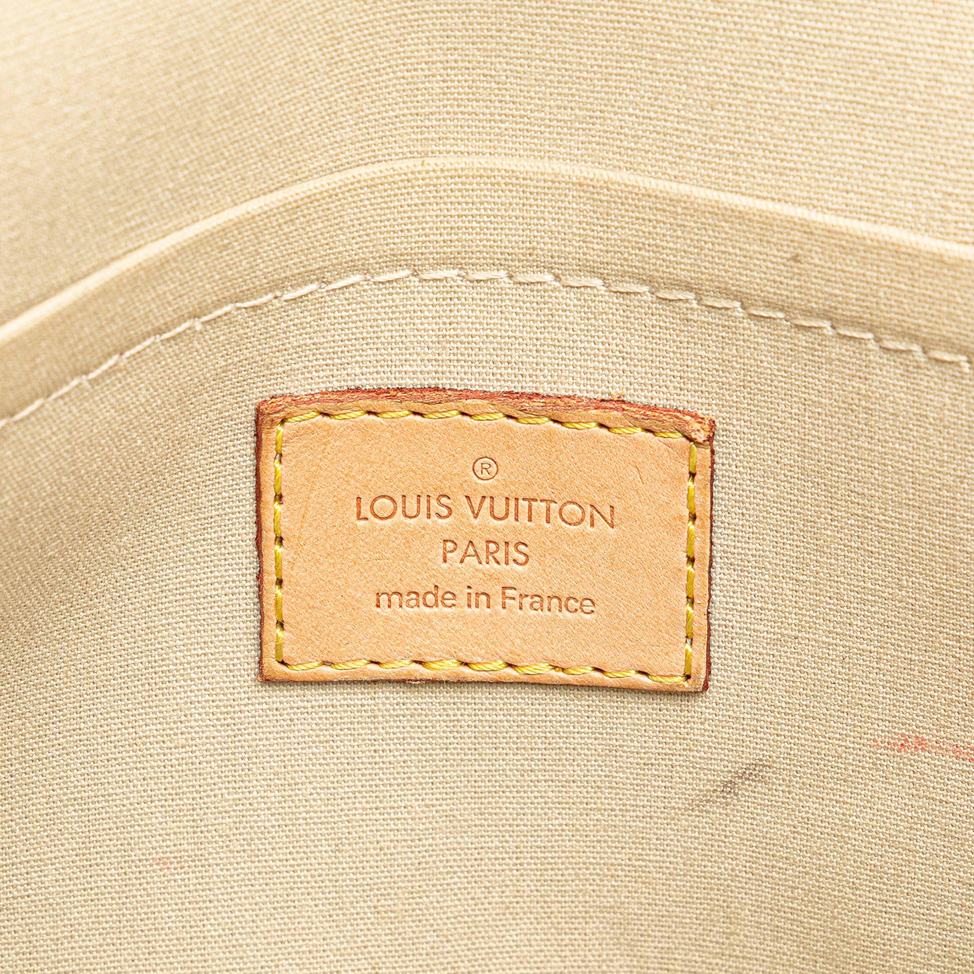 Louis Vuitton Monogram Vernis Bellflower Gm, från Luxclusif, i färgen light beige.