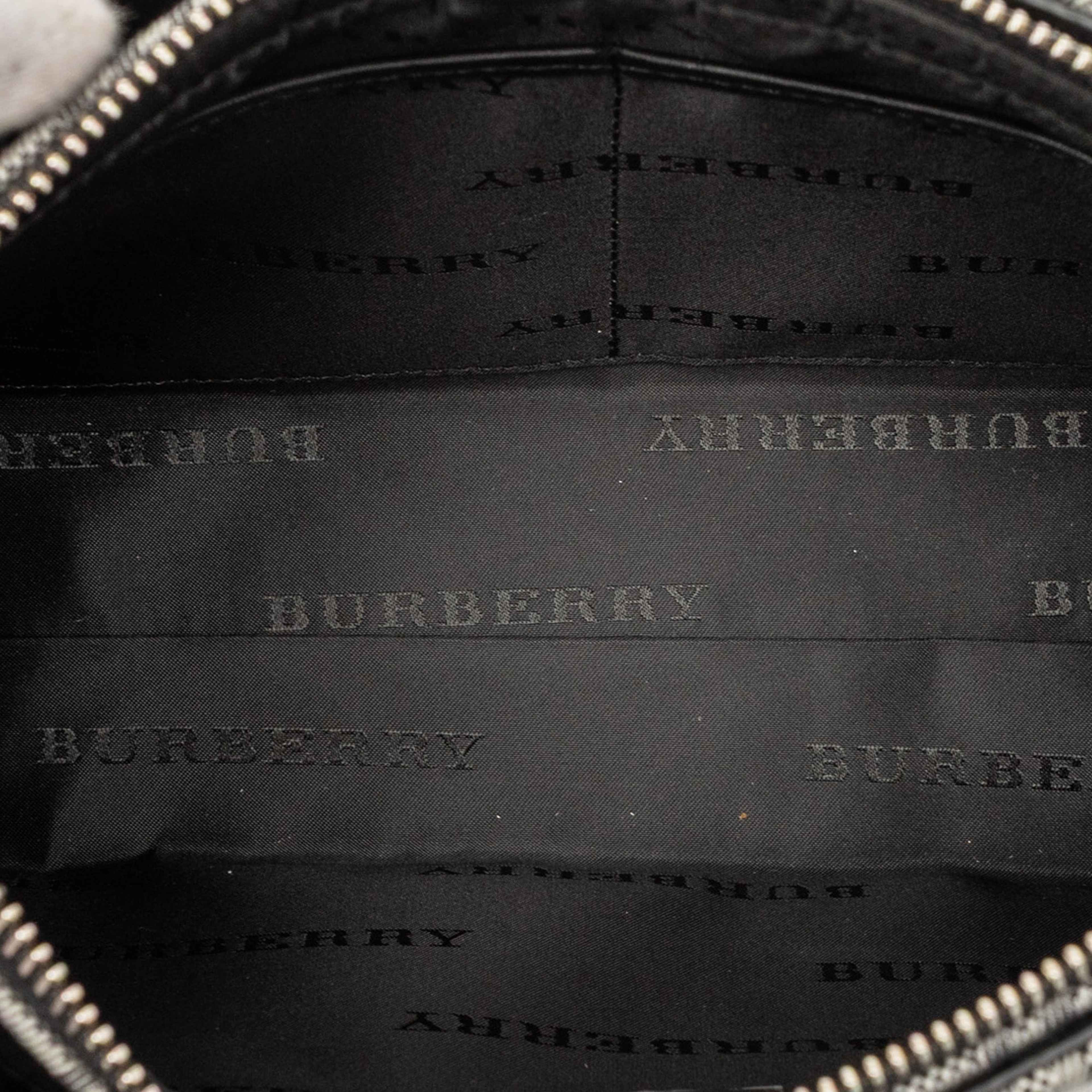 Burberry Tonal Check Canvas Shoulder Bag, från Luxclusif, i färgen svart. Klicka för att öppna bilden i stort format