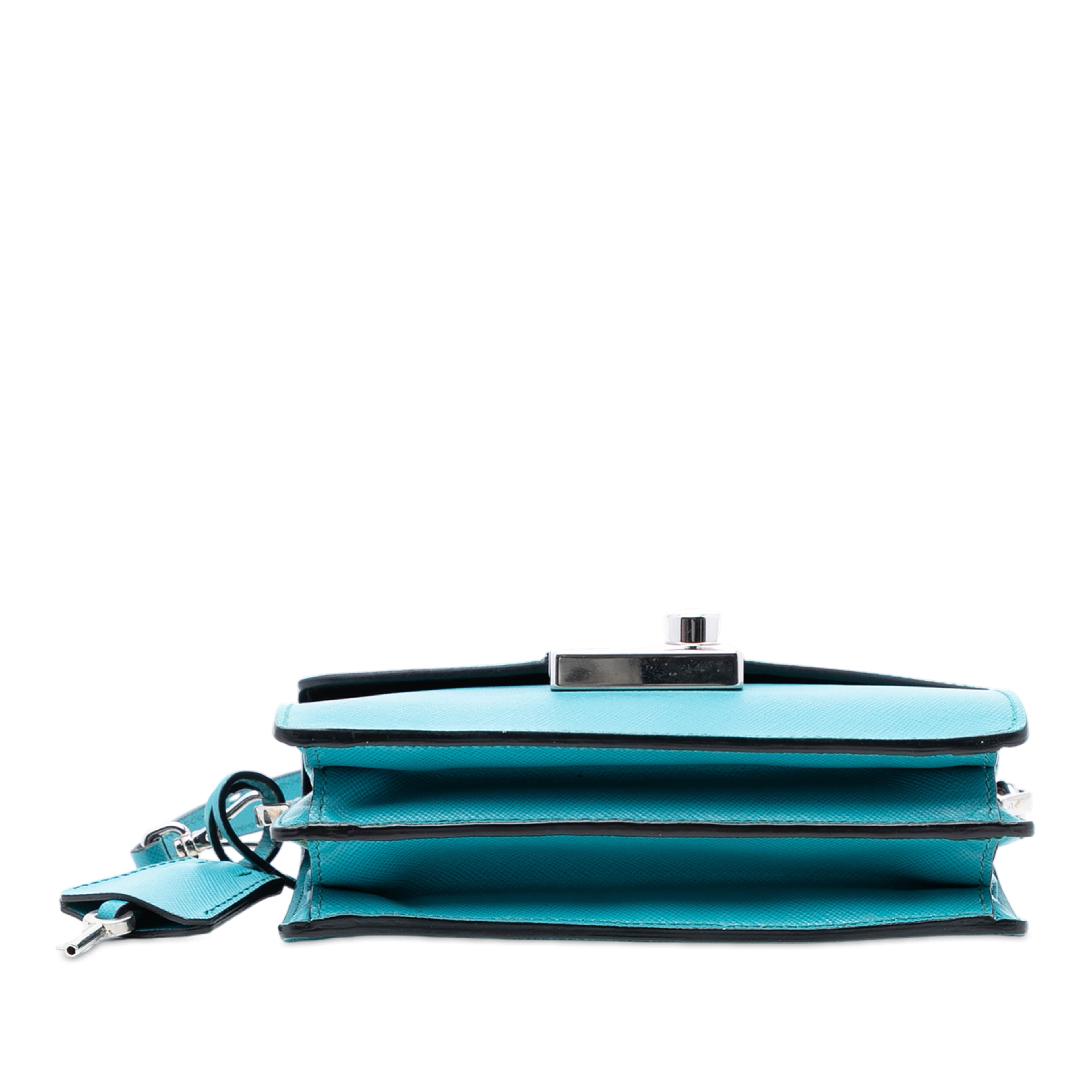 Prada Saffiano Lux Sound Lock Satchel, från Luxclusif, i färgen turquoise. Klicka för att öppna bilden i stort format