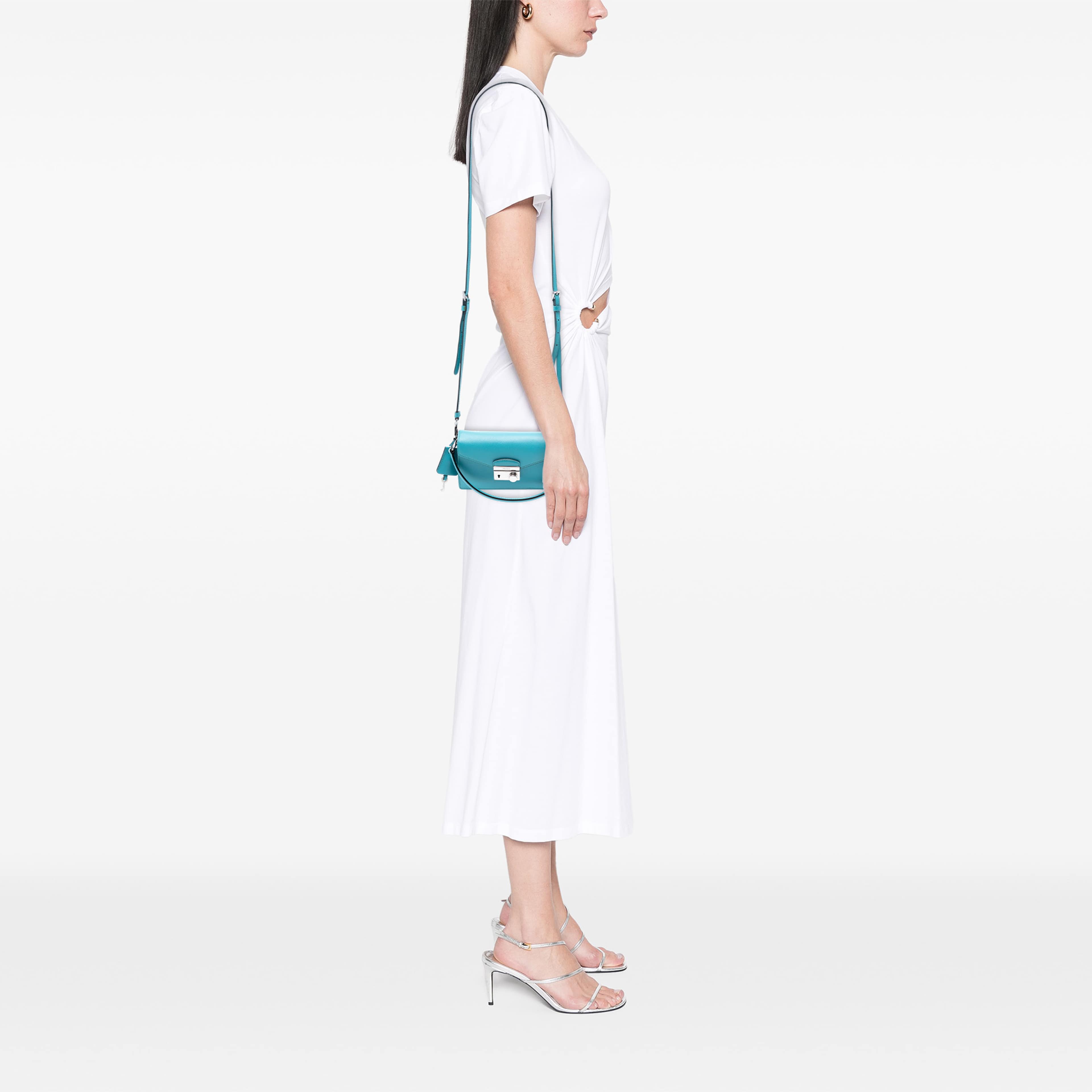 Prada Saffiano Lux Sound Lock Satchel, från Luxclusif, i färgen blå. Klicka för att öppna bilden i stort format