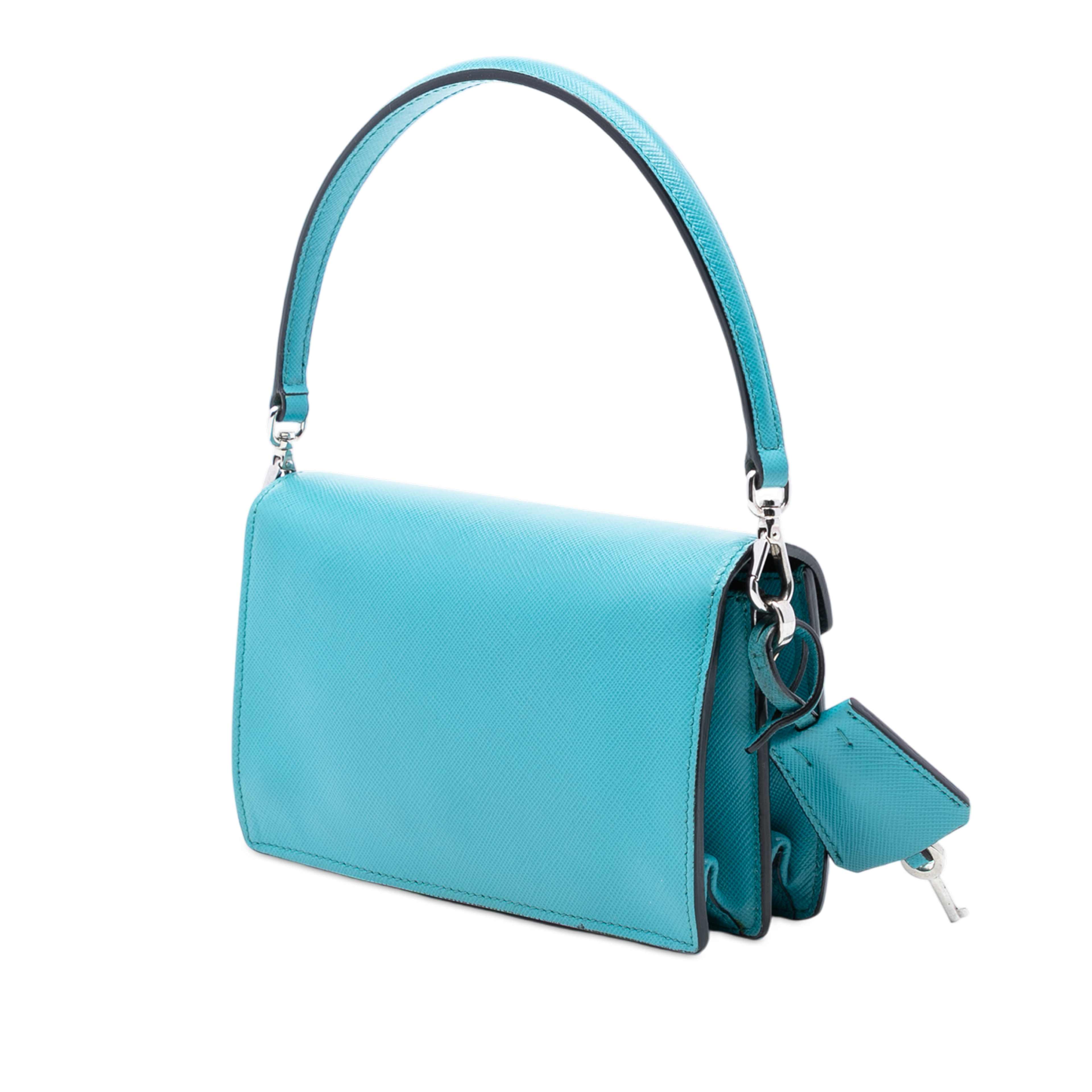 Prada Saffiano Lux Sound Lock Satchel, från Luxclusif, i färgen turquoise. Klicka för att öppna bilden i stort format