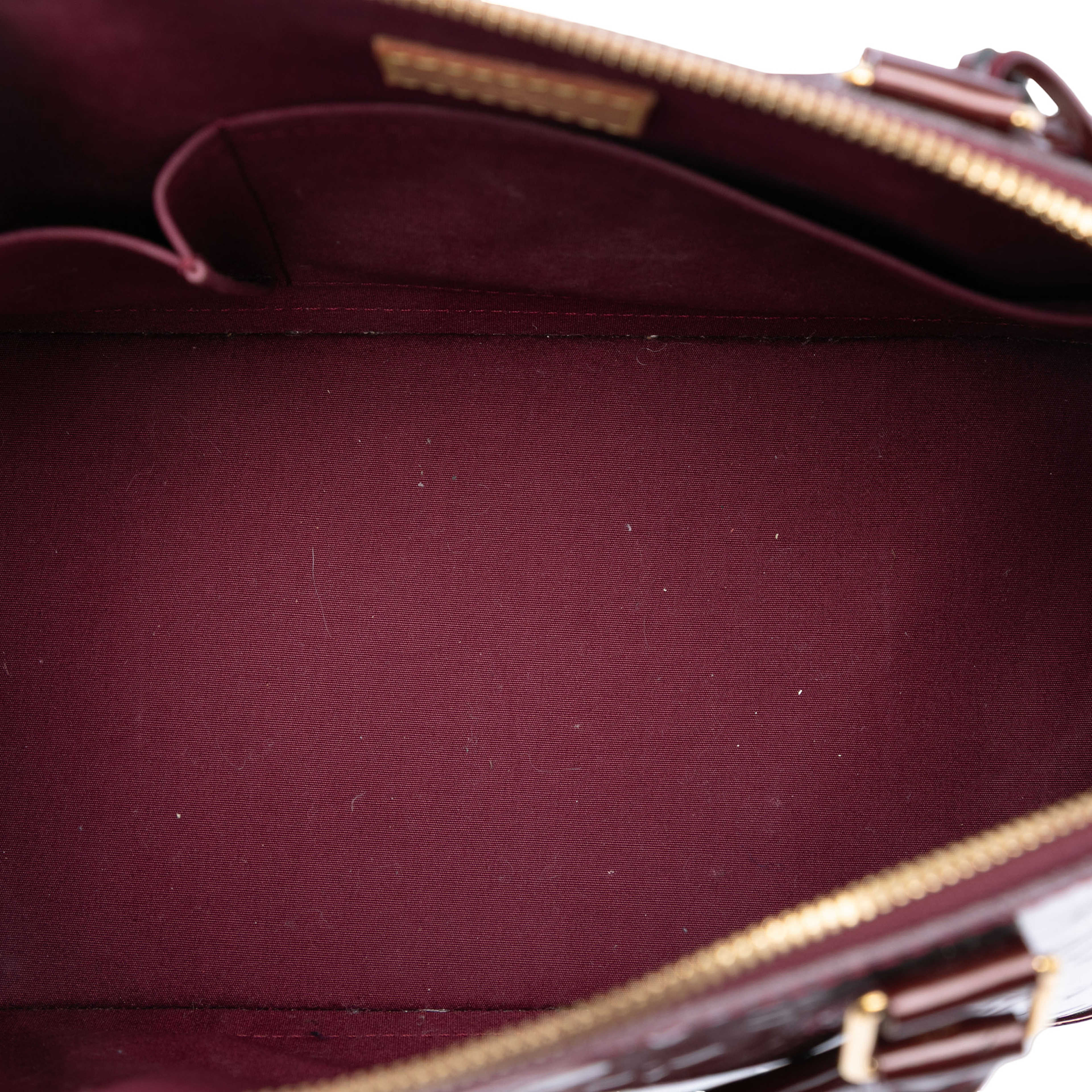 Louis Vuitton Monogram Vernis Alma Pm, från Luxclusif, i färgen burgundy. Klicka för att öppna bilden i stort format