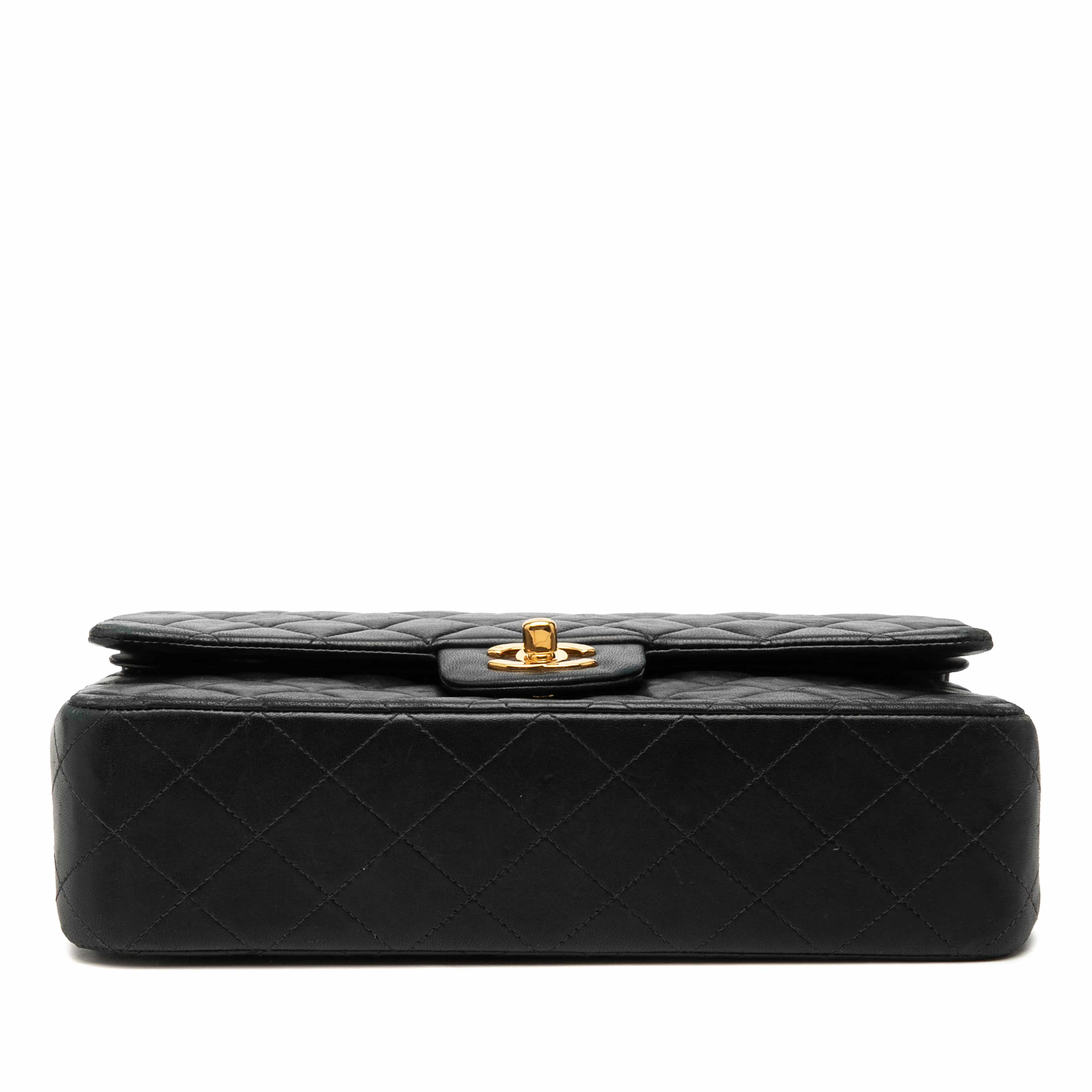 Chanel Medium Classic Lambskin Double Flap, från Luxclusif, i färgen black. Klicka för att öppna bilden i stort format