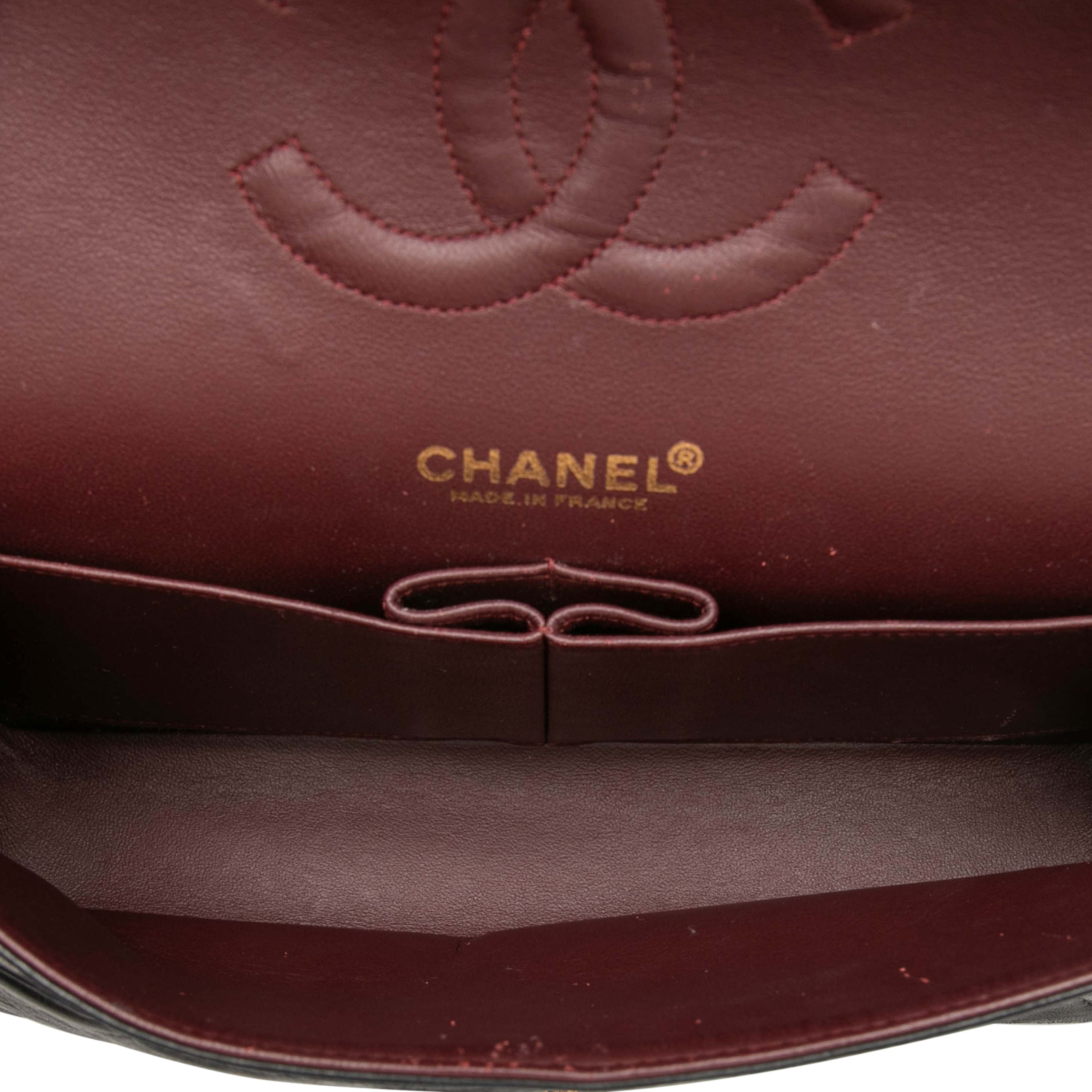 Chanel Medium Classic Lambskin Double Flap, från Luxclusif, i färgen black. Klicka för att öppna bilden i stort format