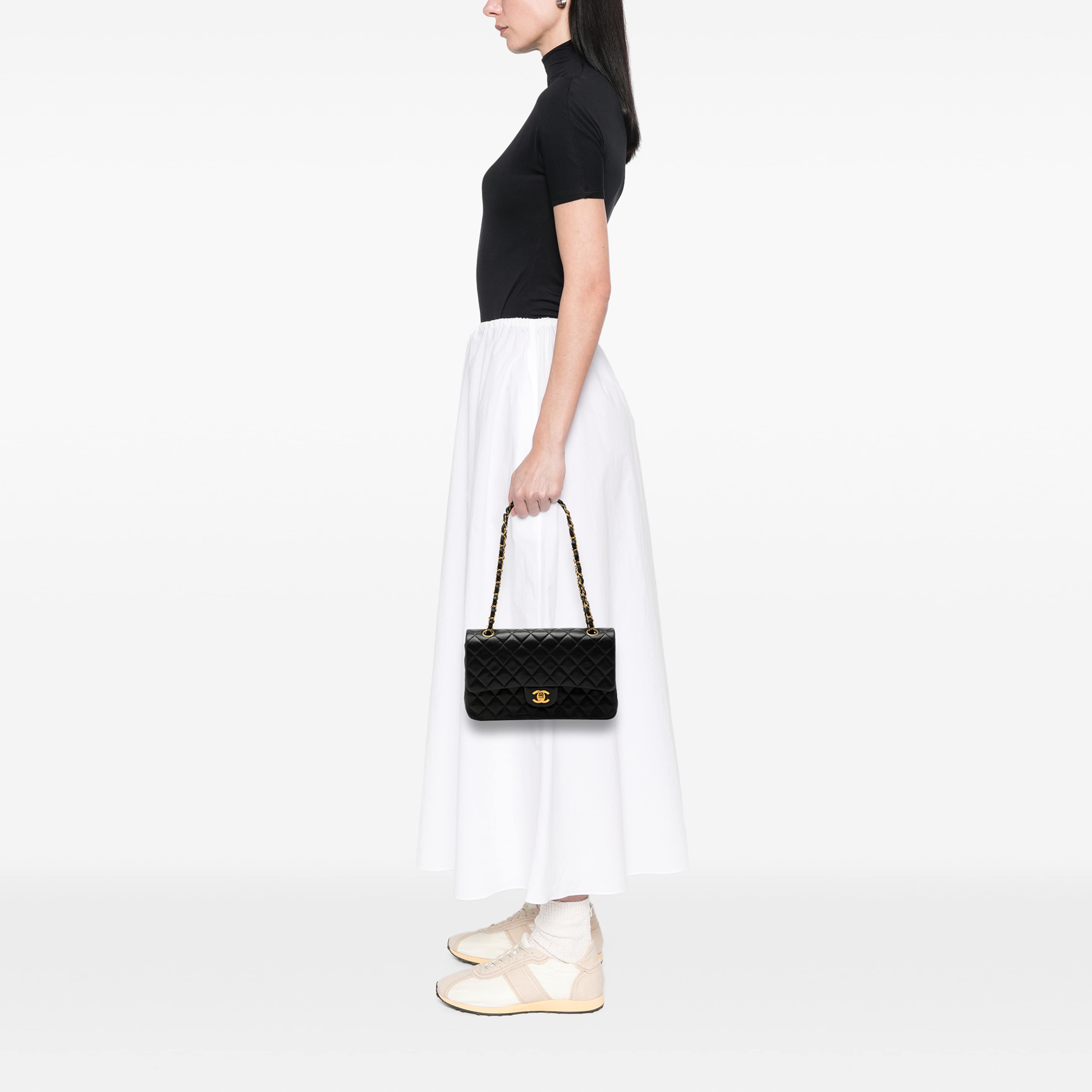 Chanel Medium Classic Lambskin Double Flap, från Luxclusif, i färgen svart. Klicka för att öppna bilden i stort format