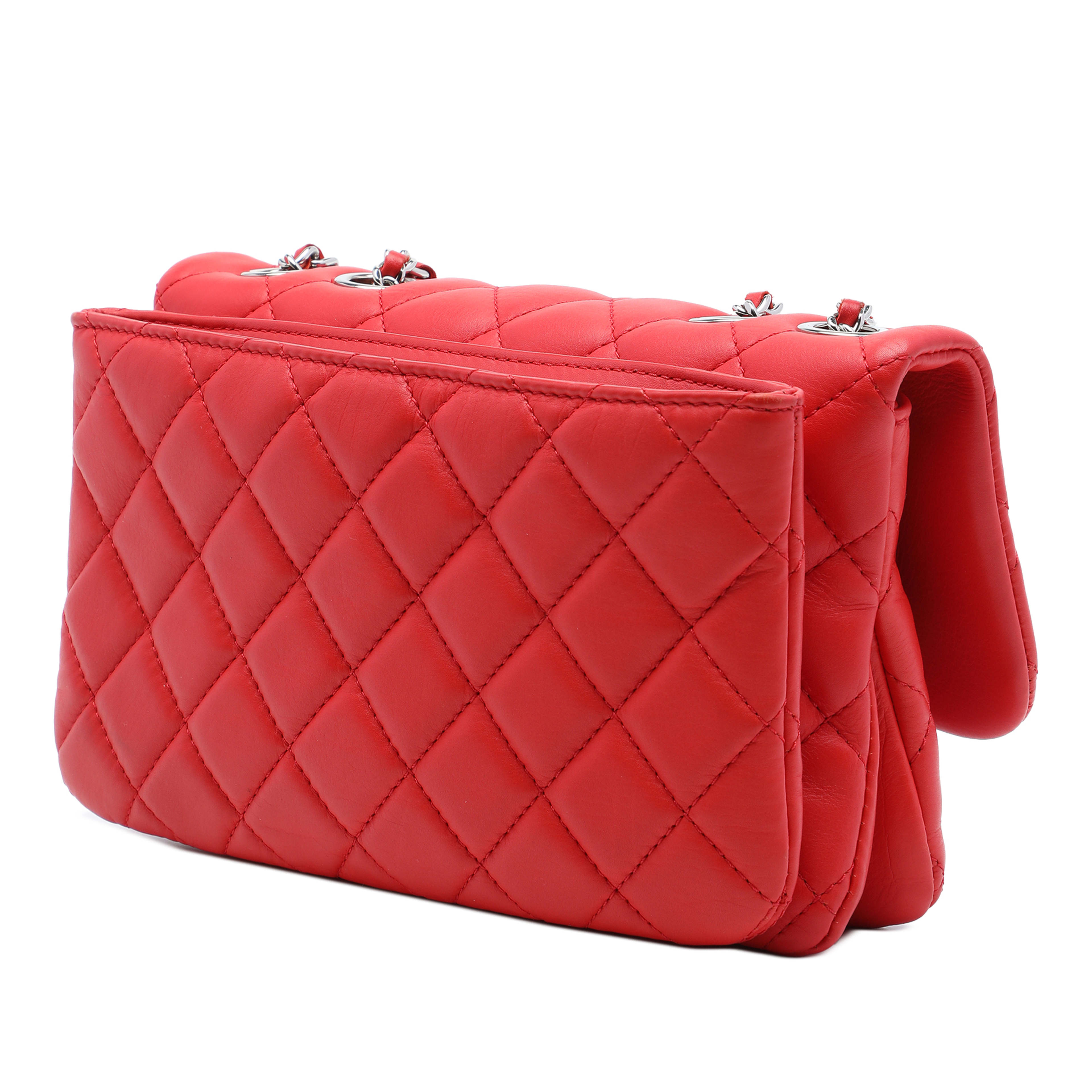 Chanel Small Quilted Lambskin Tender Touch Flap, från Luxclusif, i färgen röd. Klicka för att öppna bilden i stort format