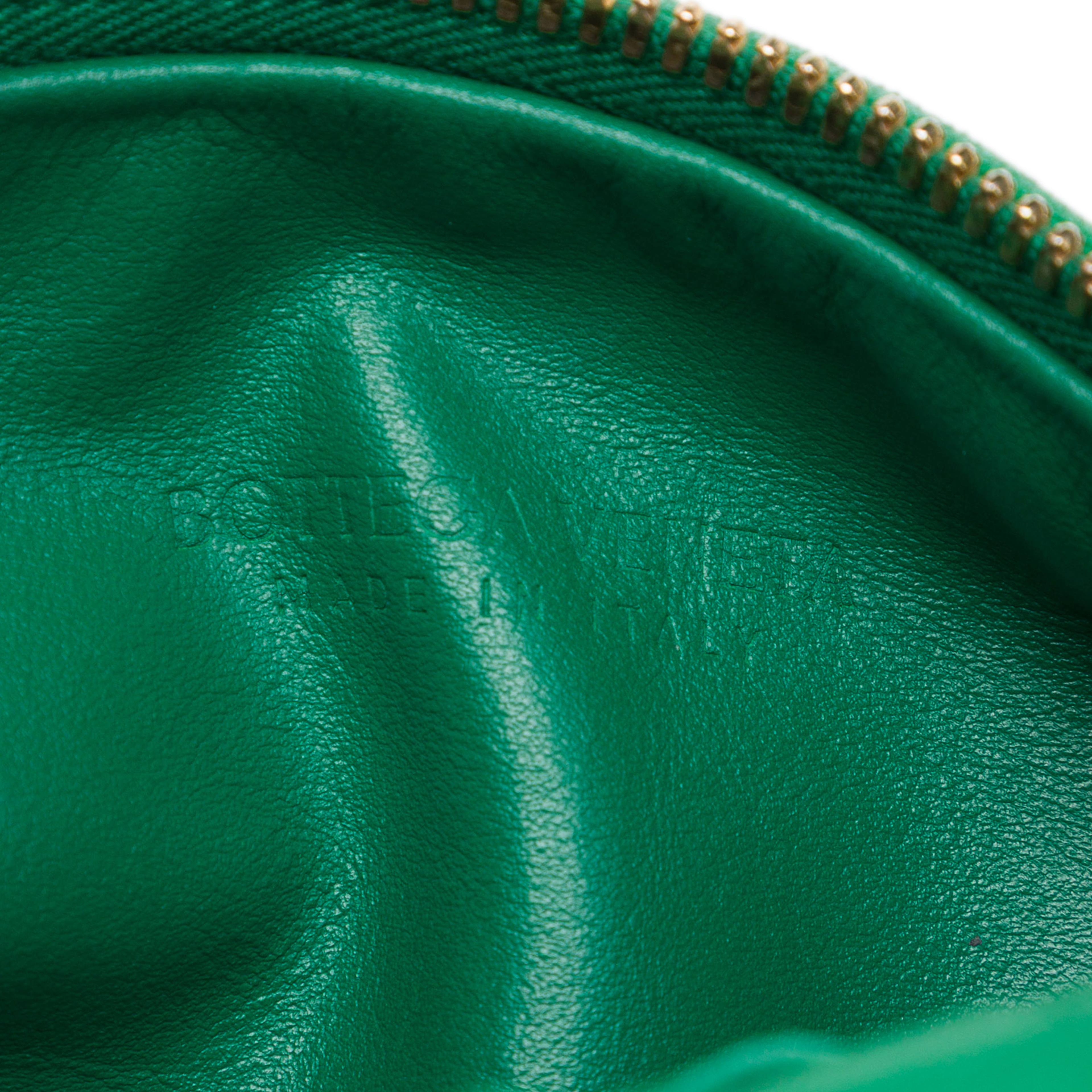 Bottega Veneta Mini Nappa Intrecciato Jodie, från Luxclusif, i färgen grön. Klicka för att öppna bilden i stort format