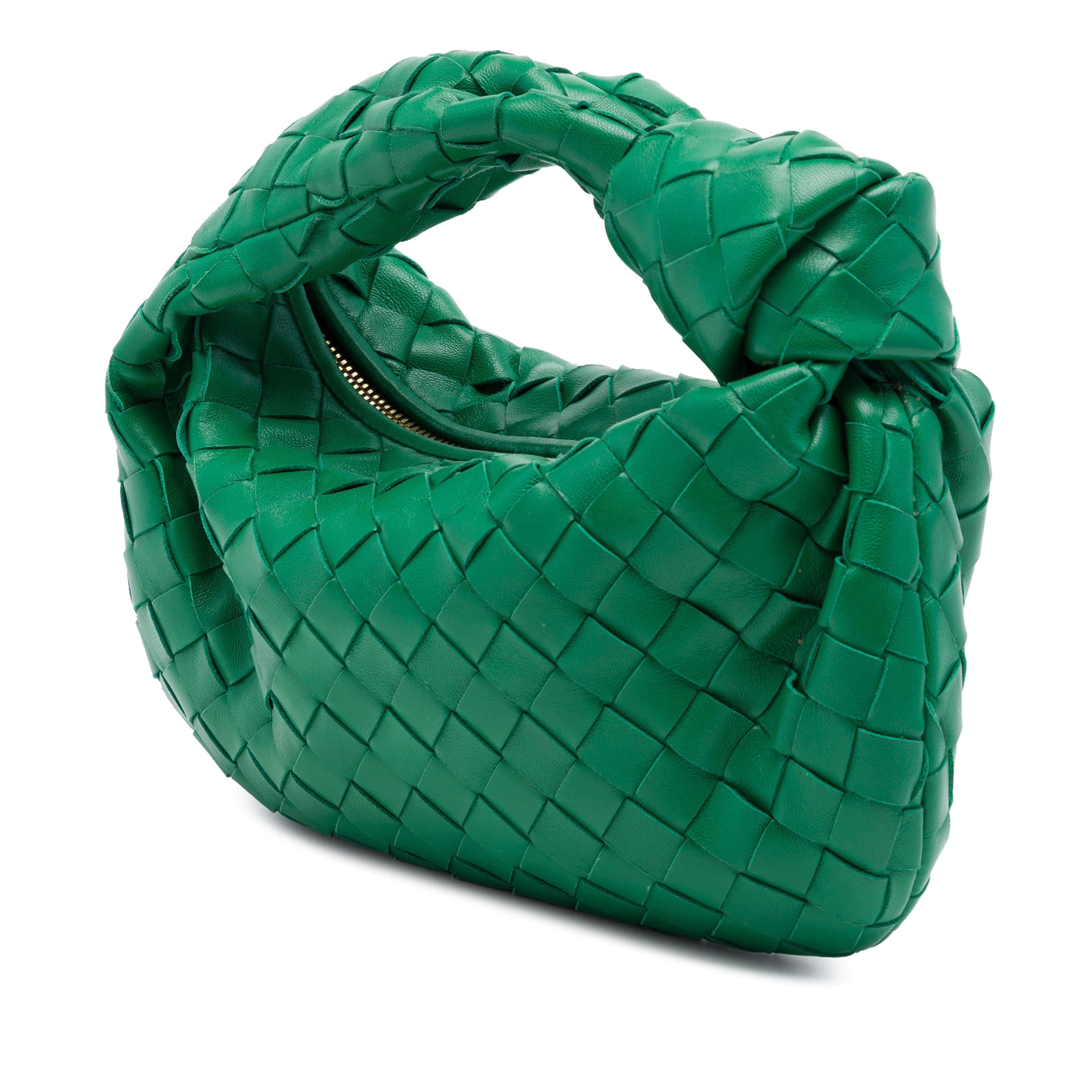 Bottega Veneta Mini Nappa Intrecciato Jodie, från Luxclusif, i färgen grön. Klicka för att öppna bilden i stort format